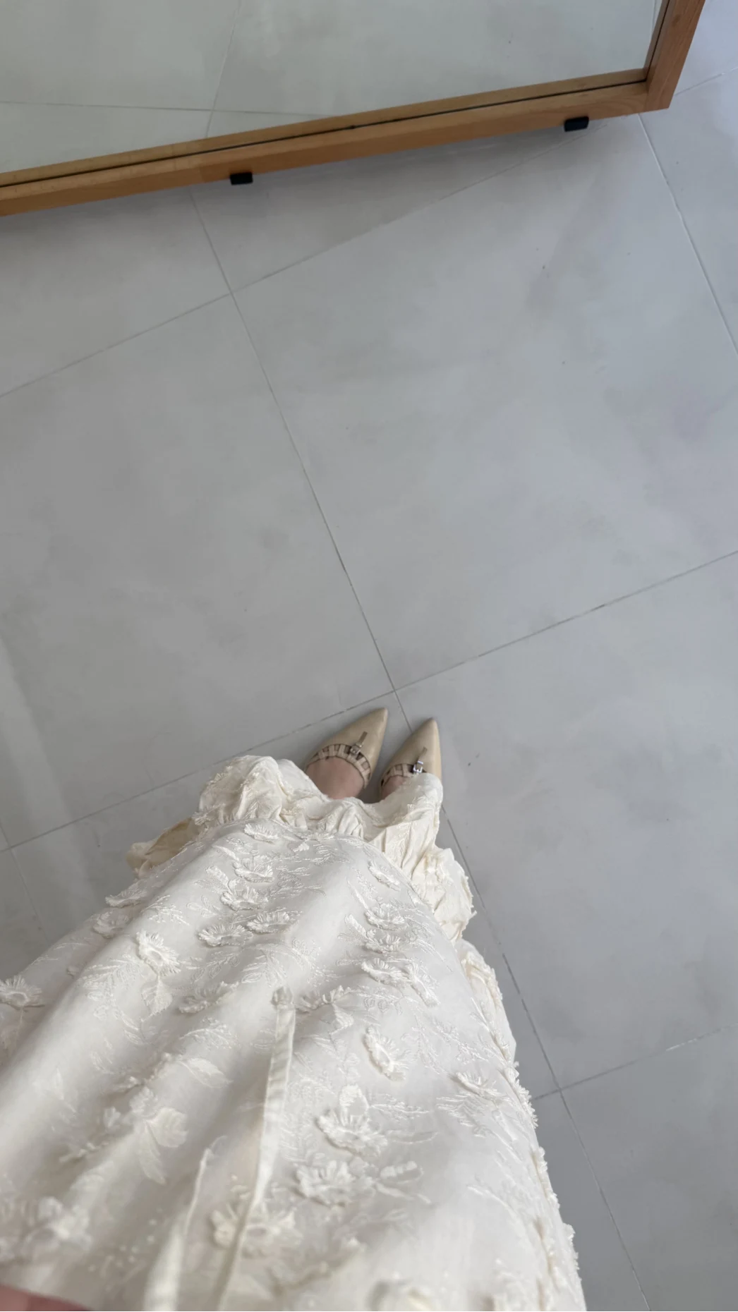 Çiçek Nakış Detaylı Bağcıklı Astarlı Elbise - Bej - Kod: 8100