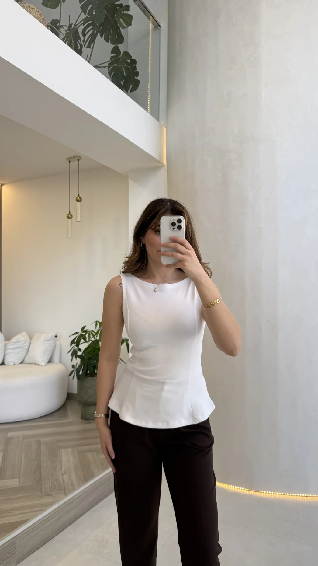 Dilvin Bele Oturan Sıfır Kol Volanlı Body - Beyaz - Kod: 21001