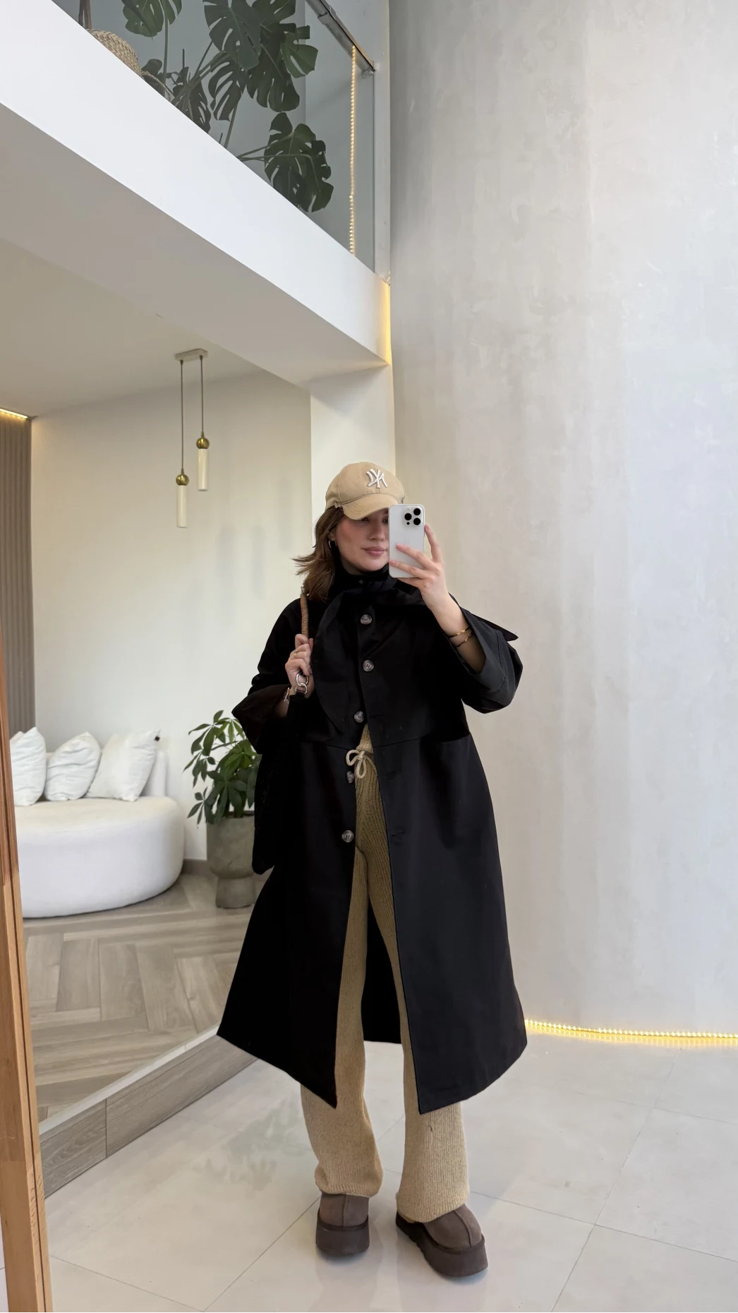 Fularlı Yırtmaç Detay Trençkot - Siyah - Kod: 600