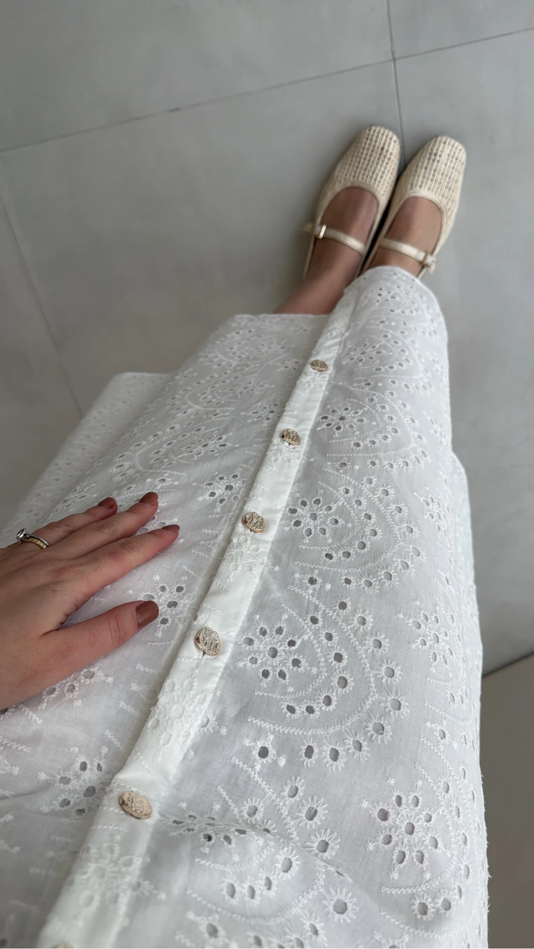 Beyaz Kuşaklı Düğmeli Brode Elbise - Kod: 3090