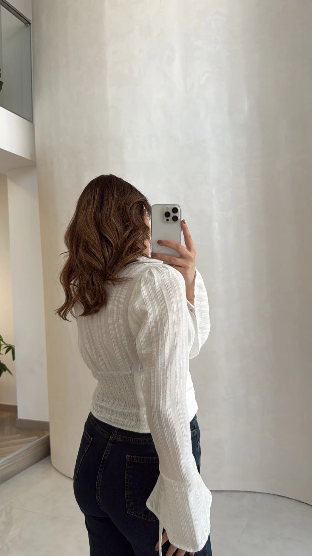 Bele Oturan Fırfırlı Gömlek - Beyaz - Kod: 0983