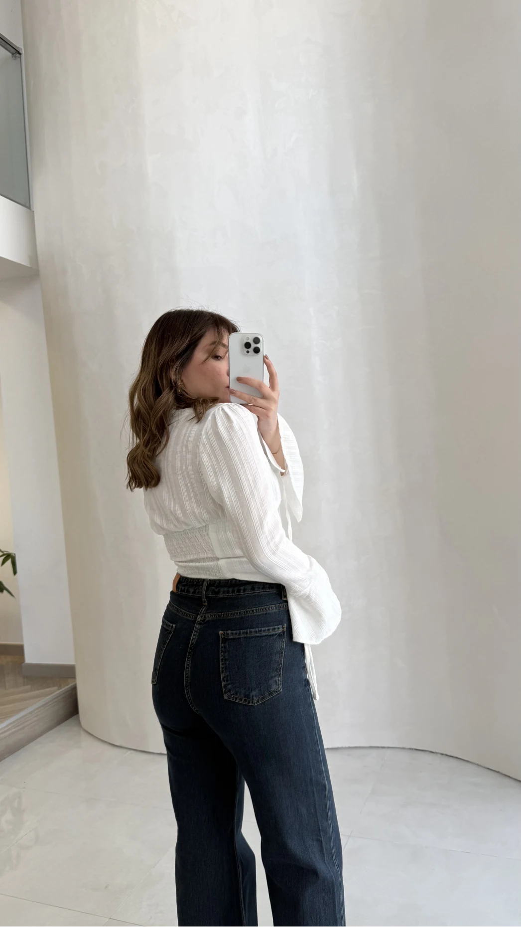 Bele Oturan Fırfırlı Gömlek - Beyaz - Kod: 0983