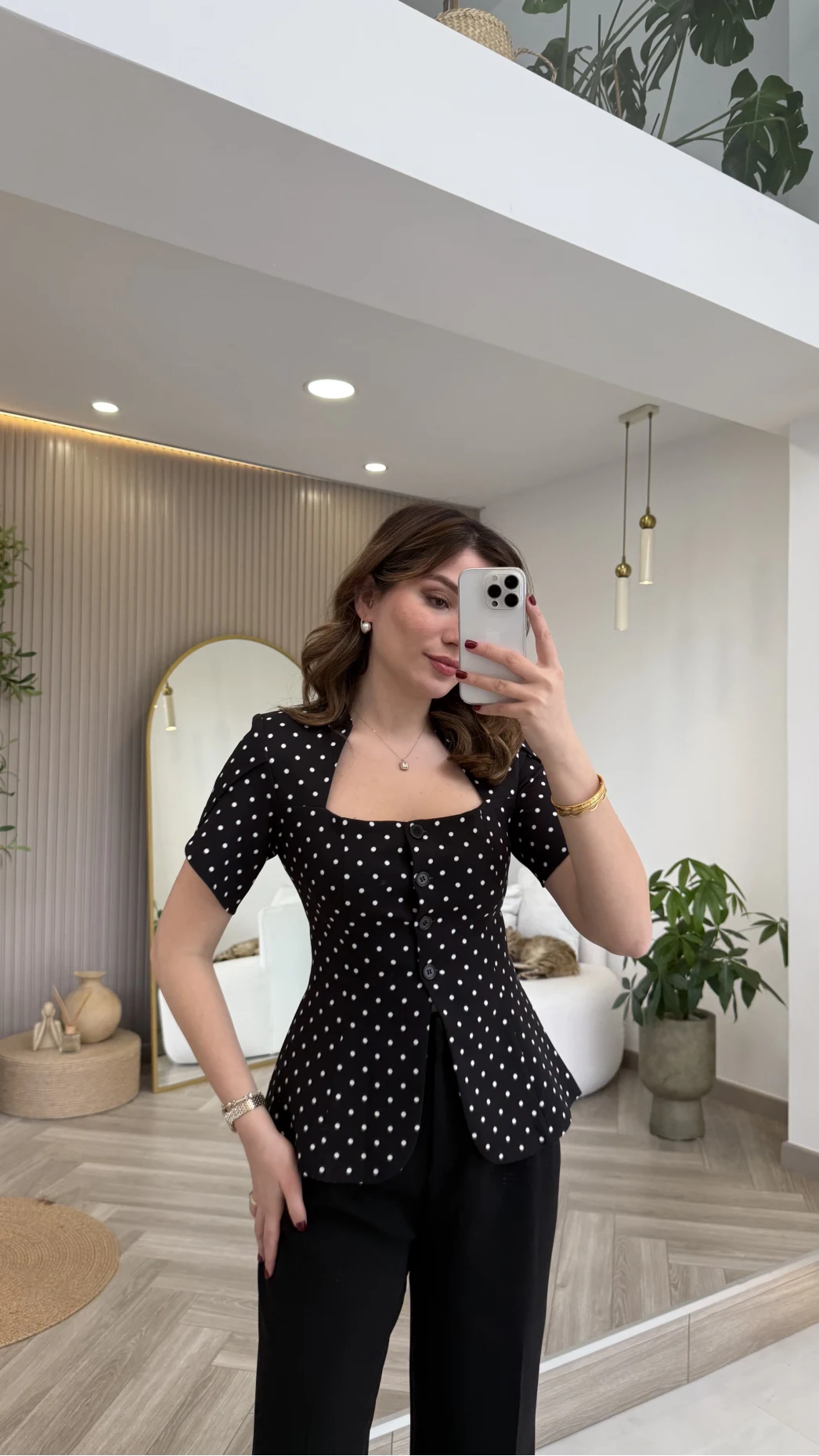Bele Oturan Düğmeli Vatkalı Puantiyeli Bluz - Siyah