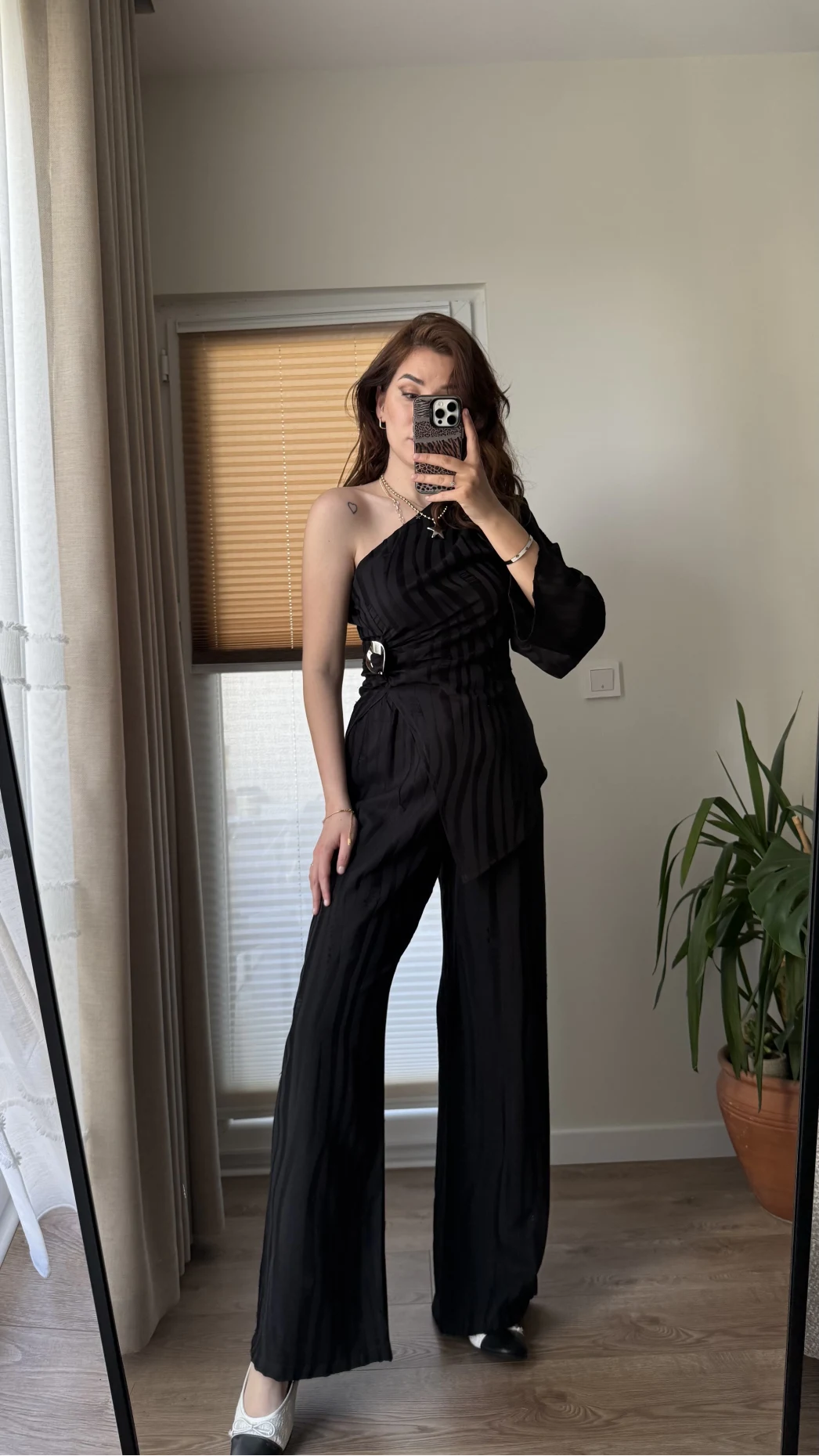 Aksesuar Detaylı Tek Omuzlu Takım Siyah