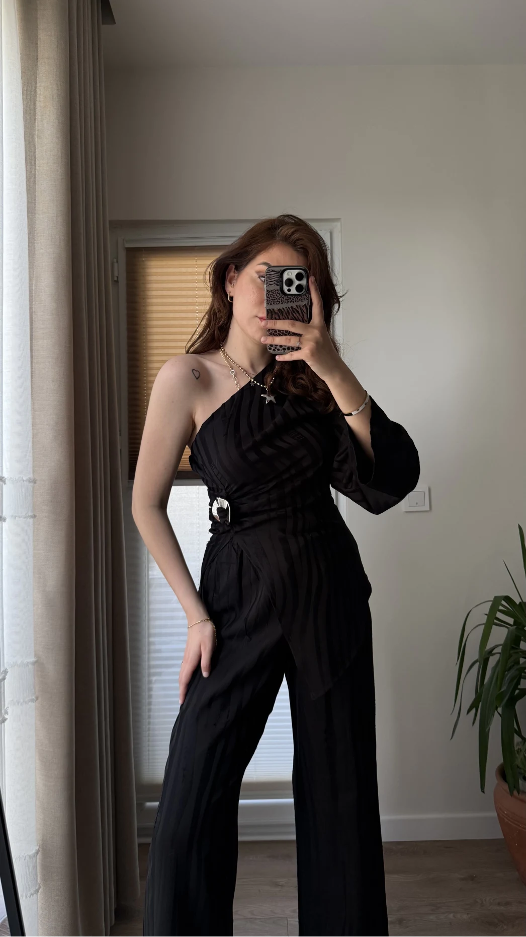 Aksesuar Detaylı Tek Omuzlu Takım Siyah