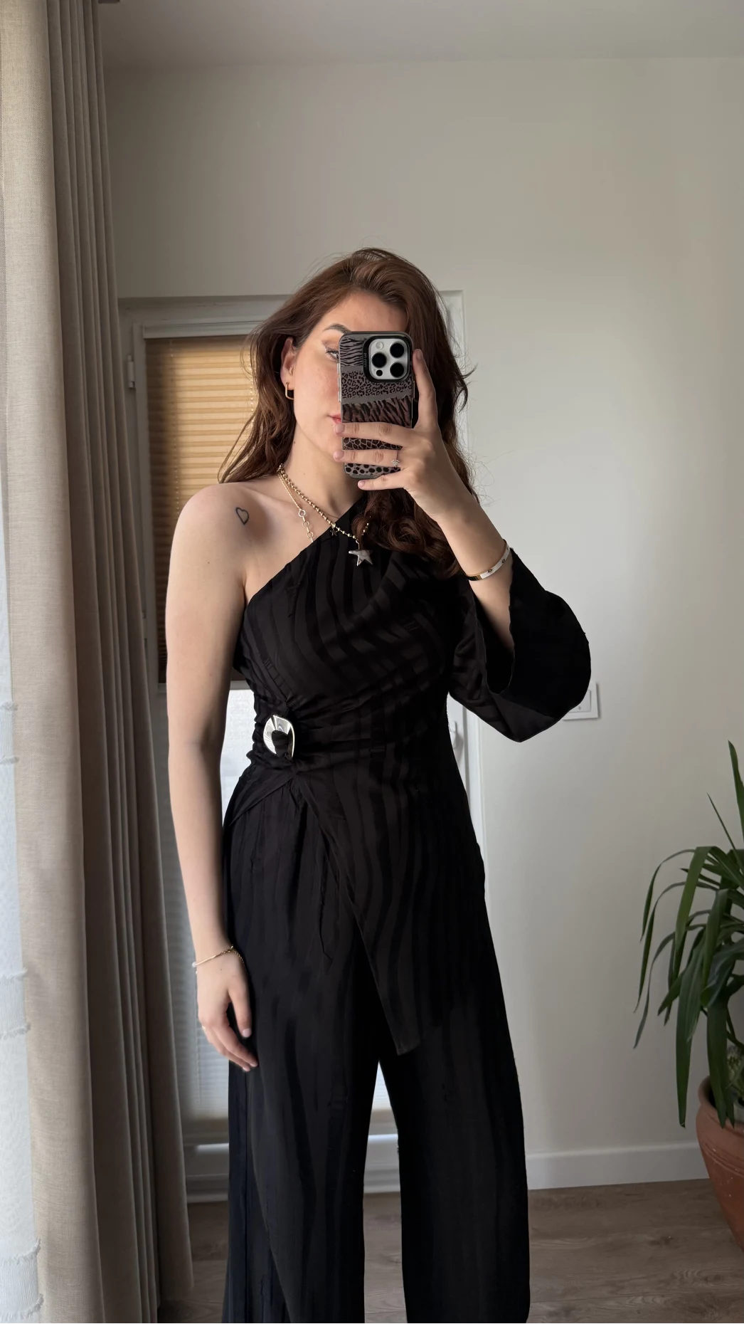 Aksesuar Detaylı Tek Omuzlu Takım Siyah