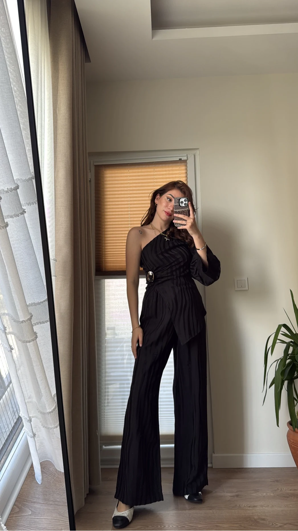 Aksesuar Detaylı Tek Omuzlu Takım Siyah