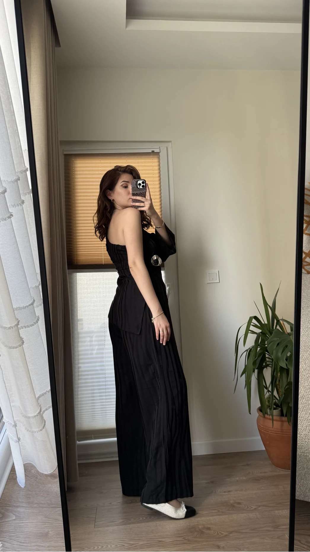 Aksesuar Detaylı Tek Omuzlu Takım Siyah