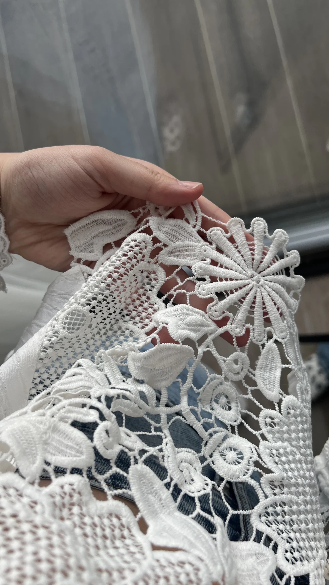 Beyaz Dantelli Gömlek