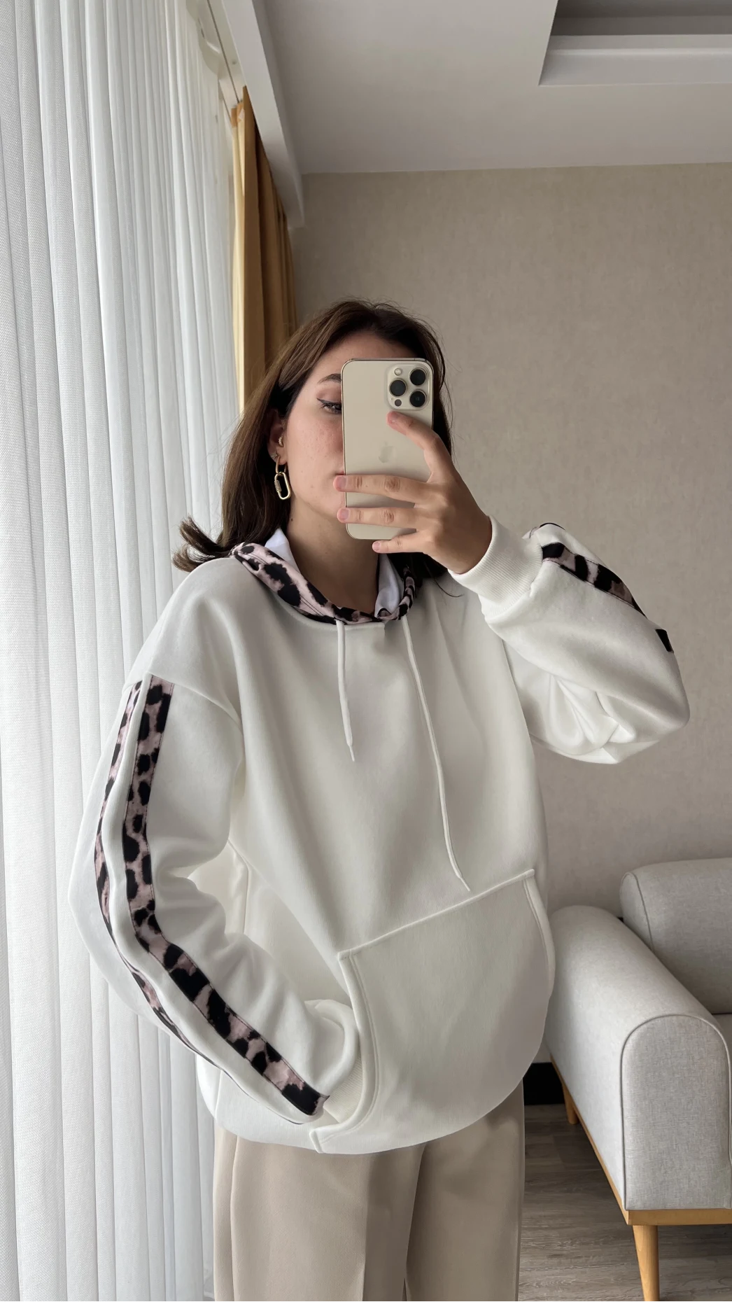 Beyaz Leopar Şeritli Polarlı Sweashirt