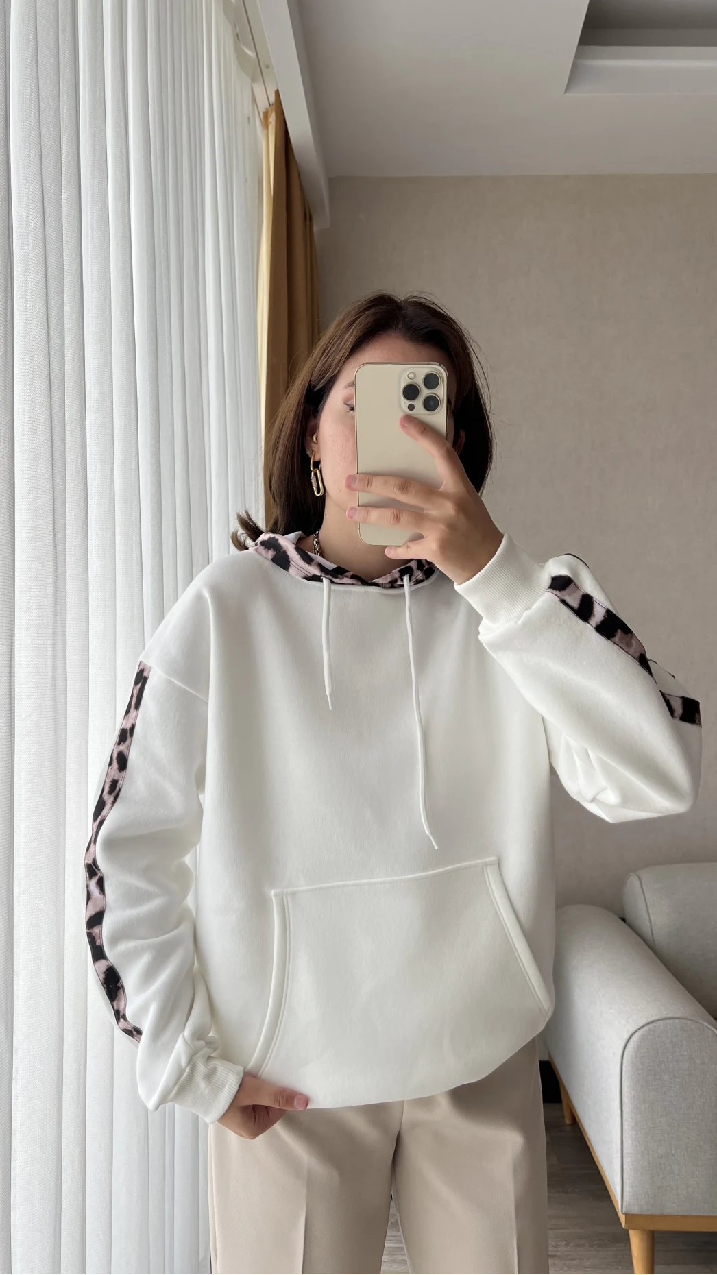 Beyaz Leopar Şeritli Polarlı Sweashirt