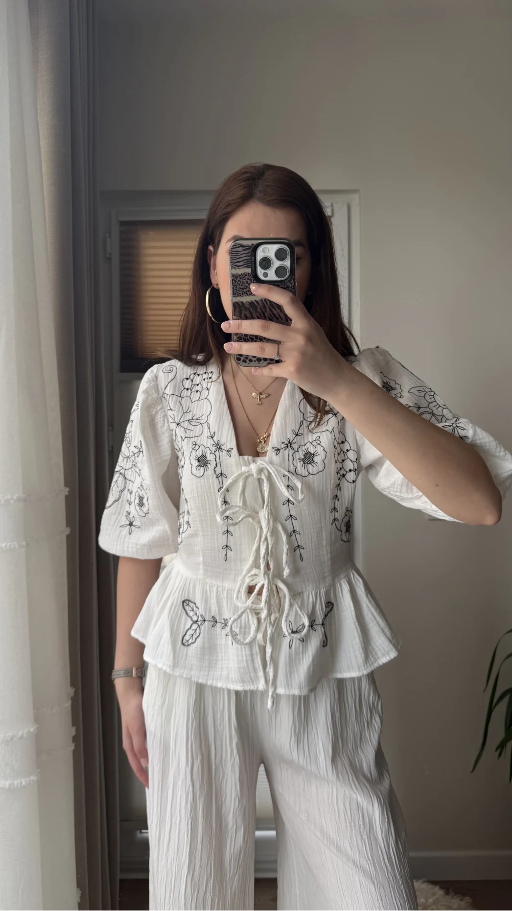 Beyaz Nakışlı Bağlamalı Gömlek