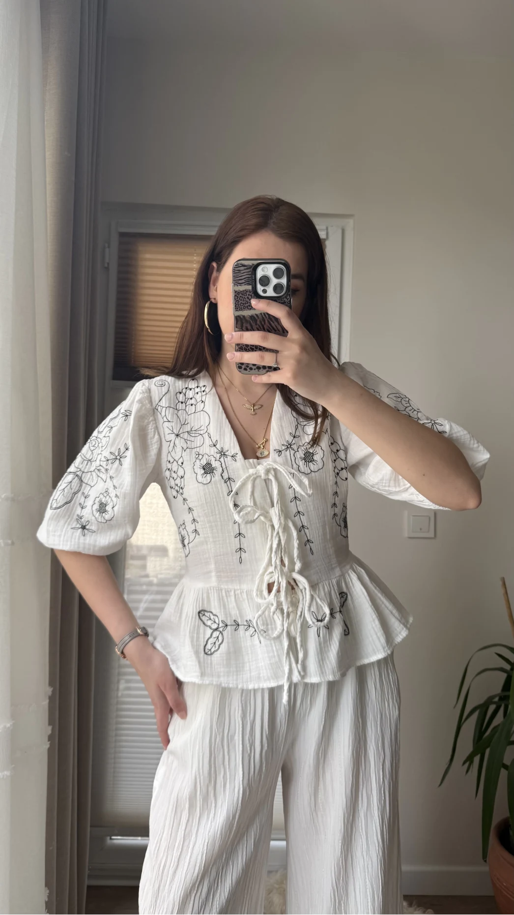 Beyaz Nakışlı Bağlamalı Gömlek