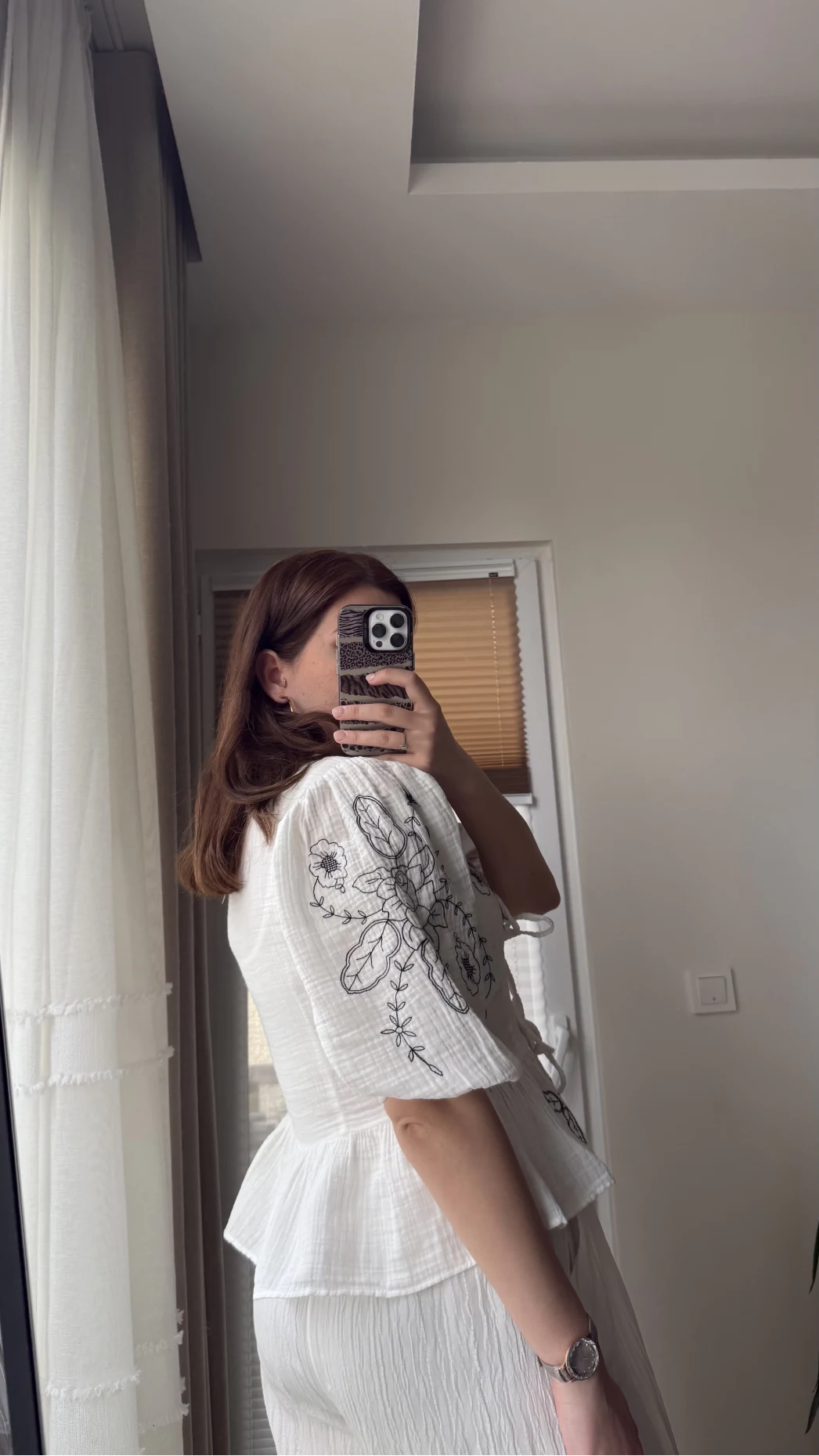 Beyaz Nakışlı Bağlamalı Gömlek