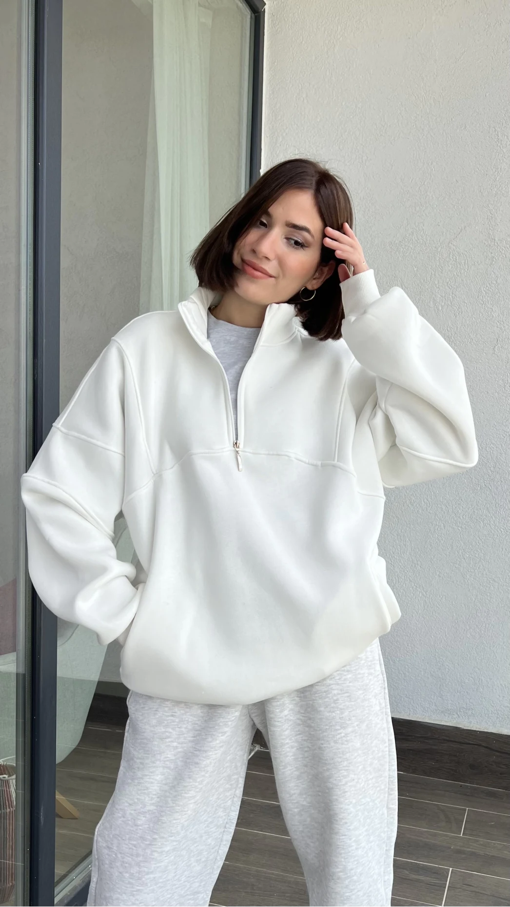 Beyaz Yarım Fermuarlı Sweatshirt