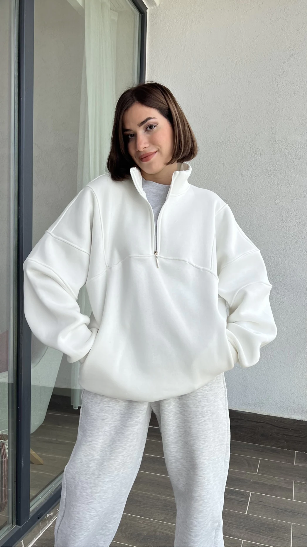 Beyaz Yarım Fermuarlı Sweatshirt