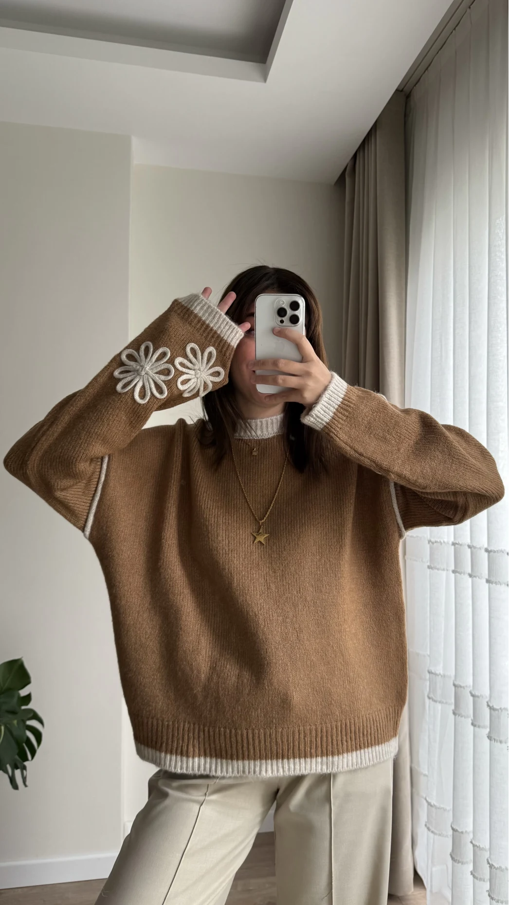 Çiçek Detaylı Camel Triko Kazak