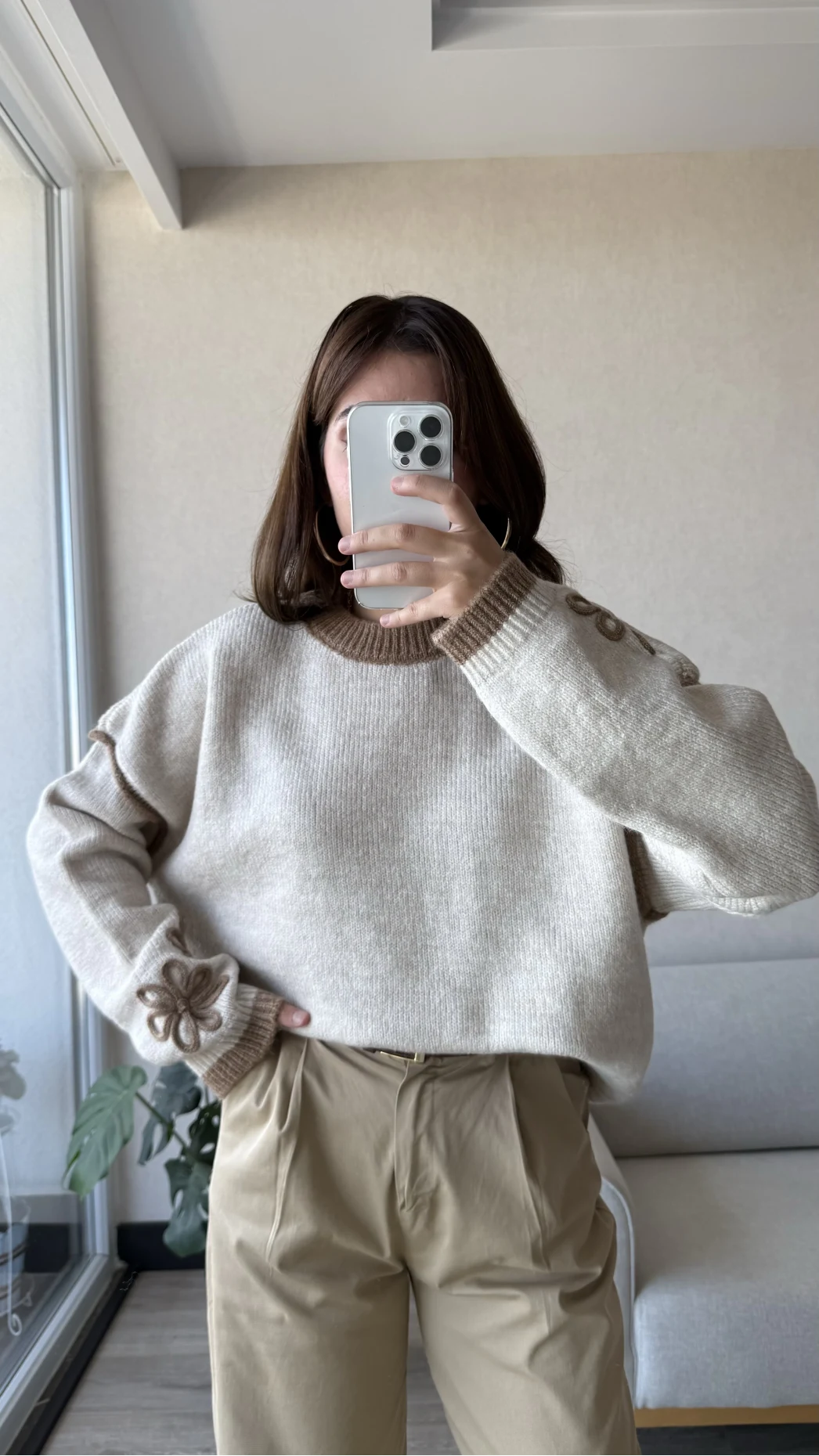 Çiçek Detaylı Krem Triko Kazak