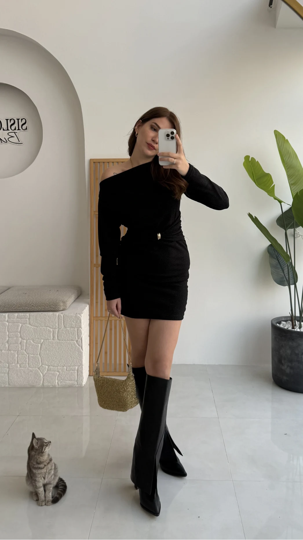 Elisha Siyah Simli Aksesuar Detaylı Kayık Yaka Kısa Elbise