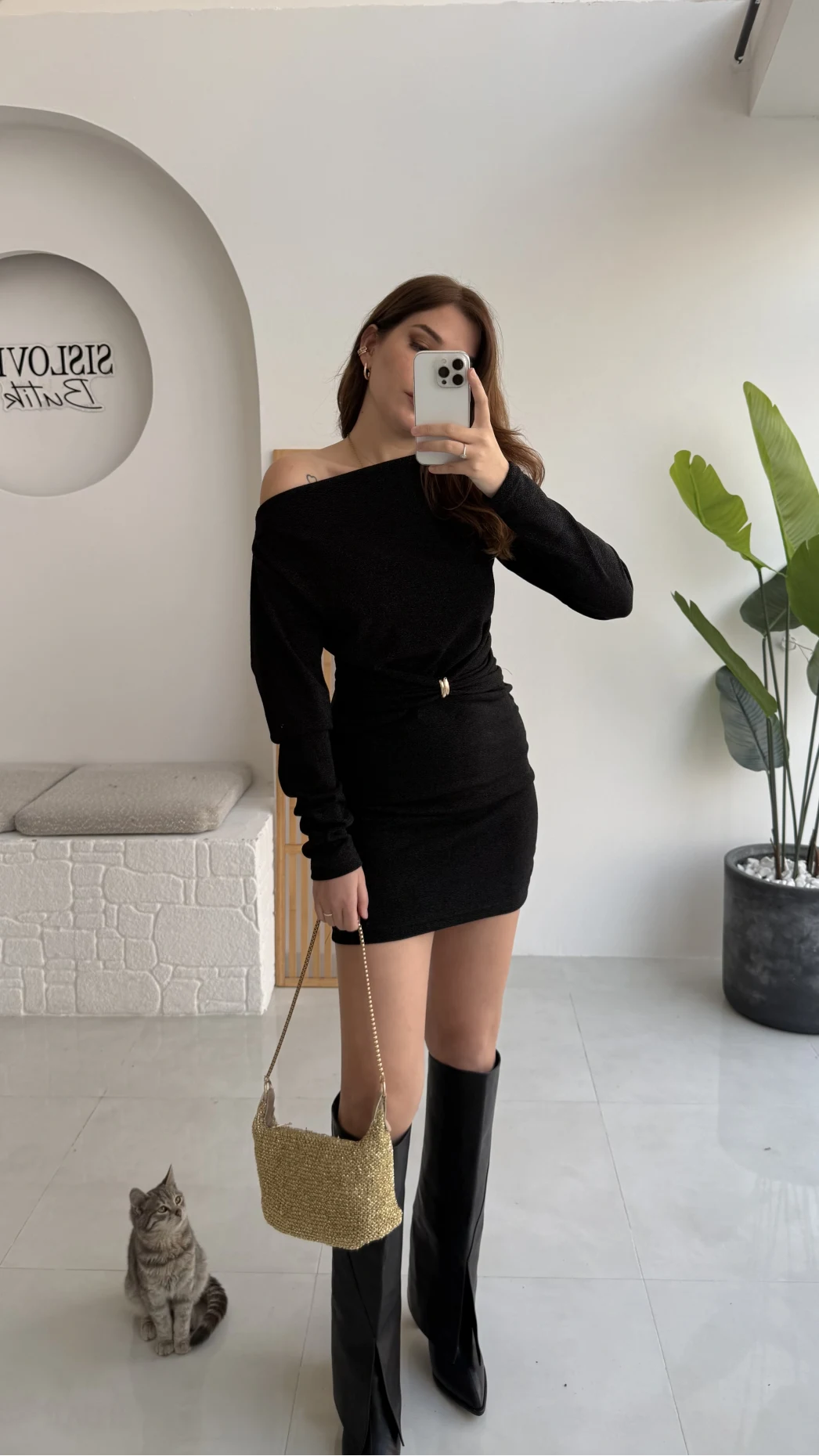 Elisha Siyah Simli Aksesuar Detaylı Kayık Yaka Kısa Elbise