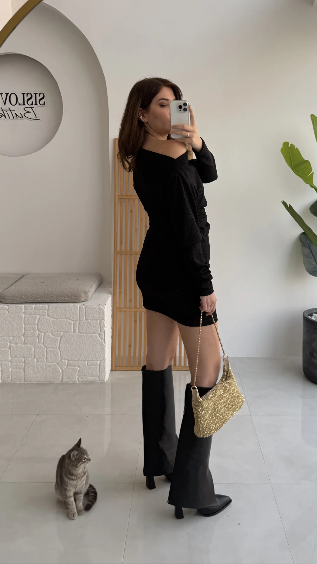 Elisha Siyah Simli Aksesuar Detaylı Kayık Yaka Kısa Elbise