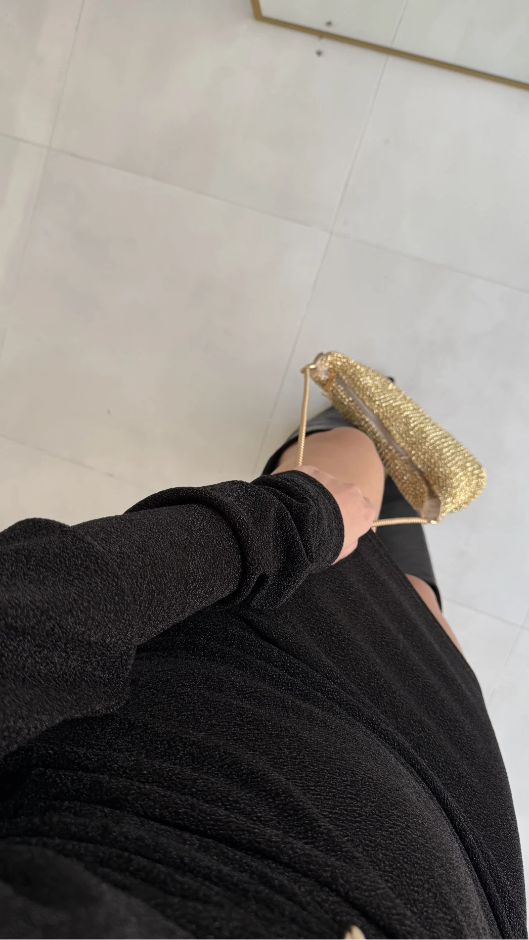 Elisha Siyah Simli Aksesuar Detaylı Kayık Yaka Kısa Elbise