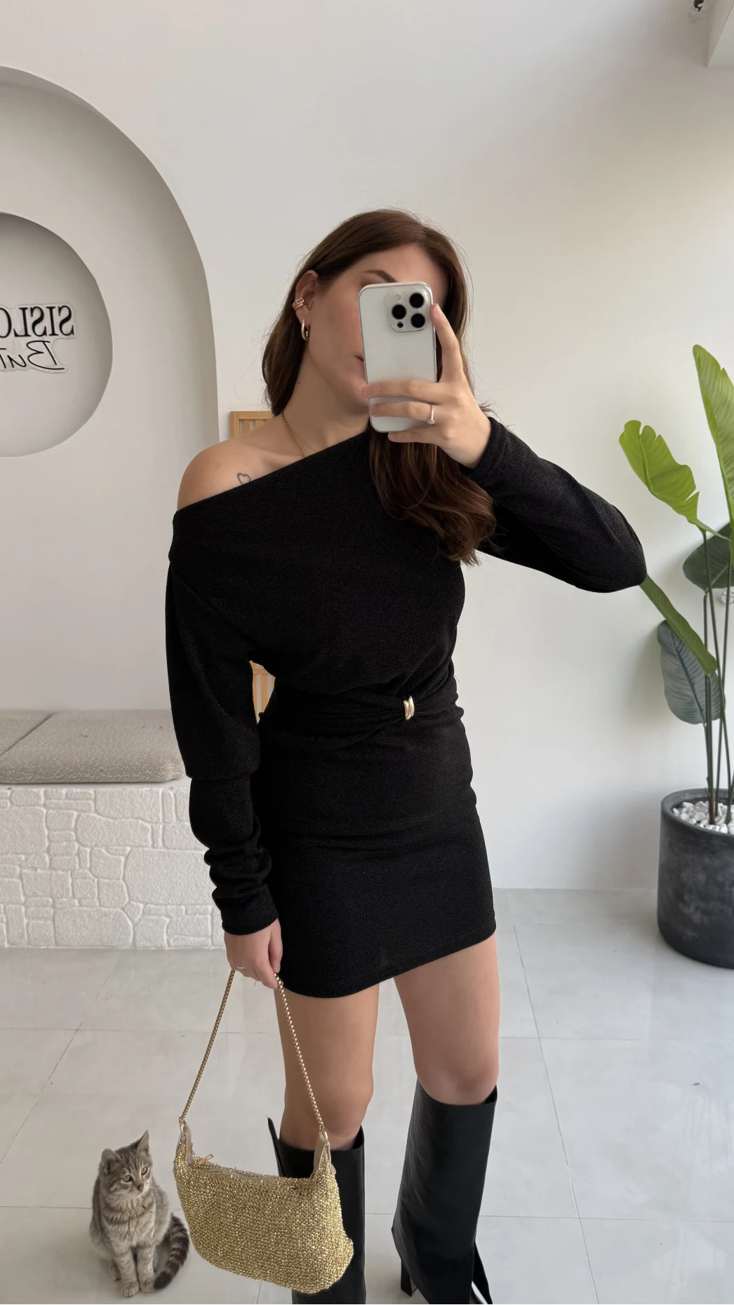 Elisha Siyah Simli Aksesuar Detaylı Kayık Yaka Kısa Elbise