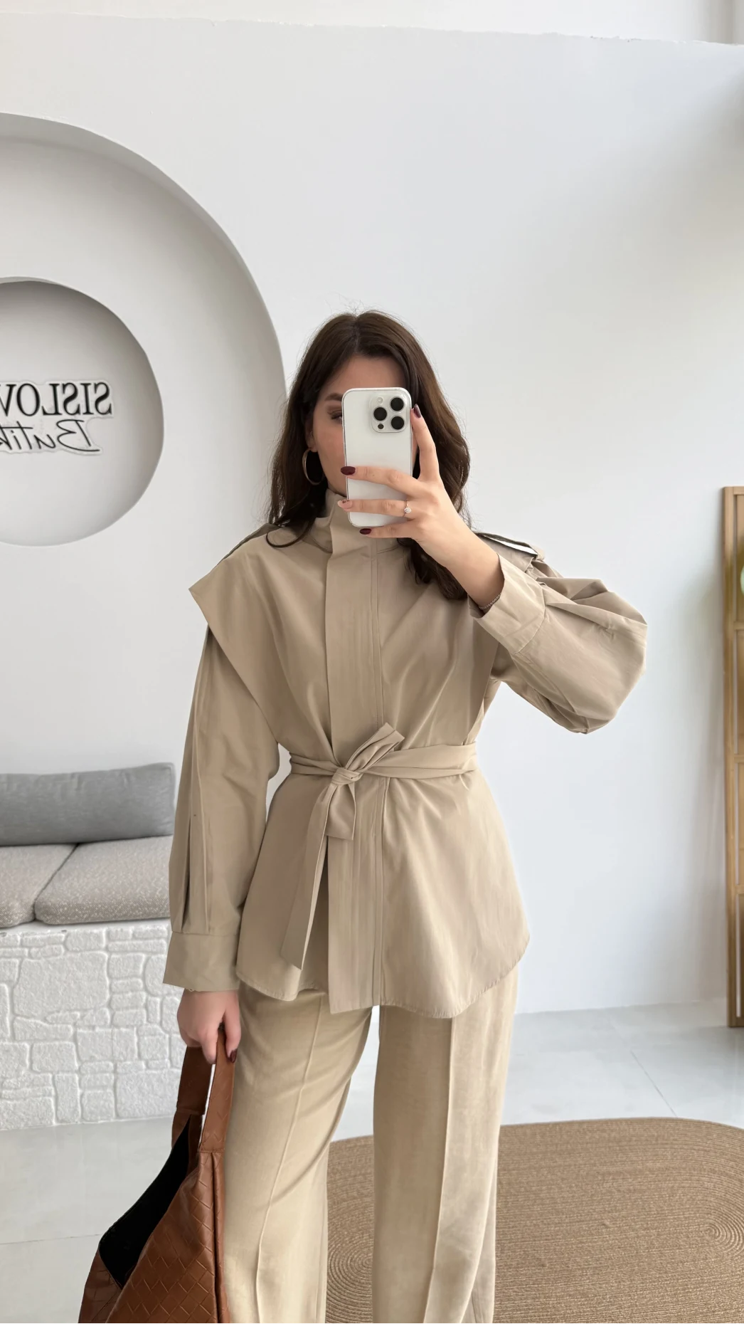 Emris Dik Yaka Geniş Omuzlu Kuşaklı Trenç - Bej Tonları - Kod: 7623