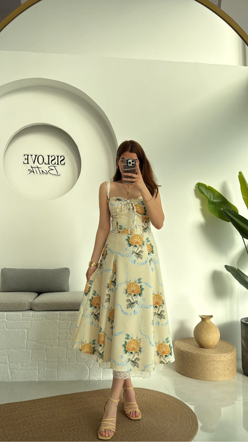 Etekleri Dantel Detay Elbise