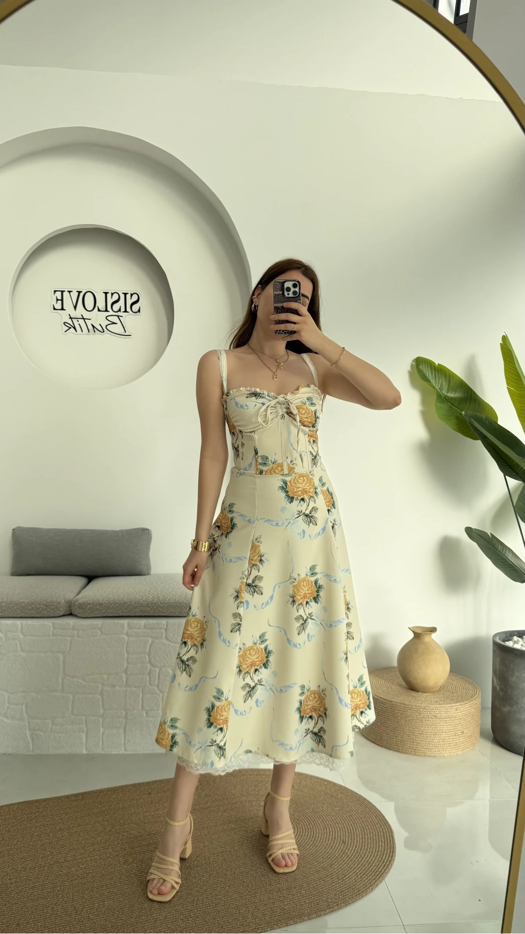 Etekleri Dantel Detay Elbise