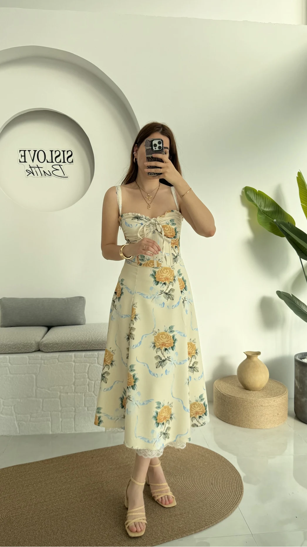 Etekleri Dantel Detay Elbise