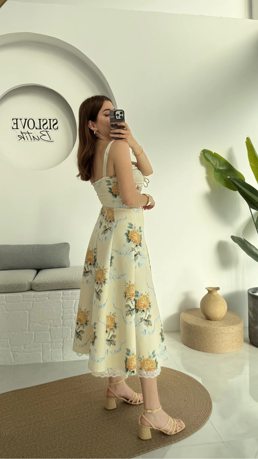 Etekleri Dantel Detay Elbise