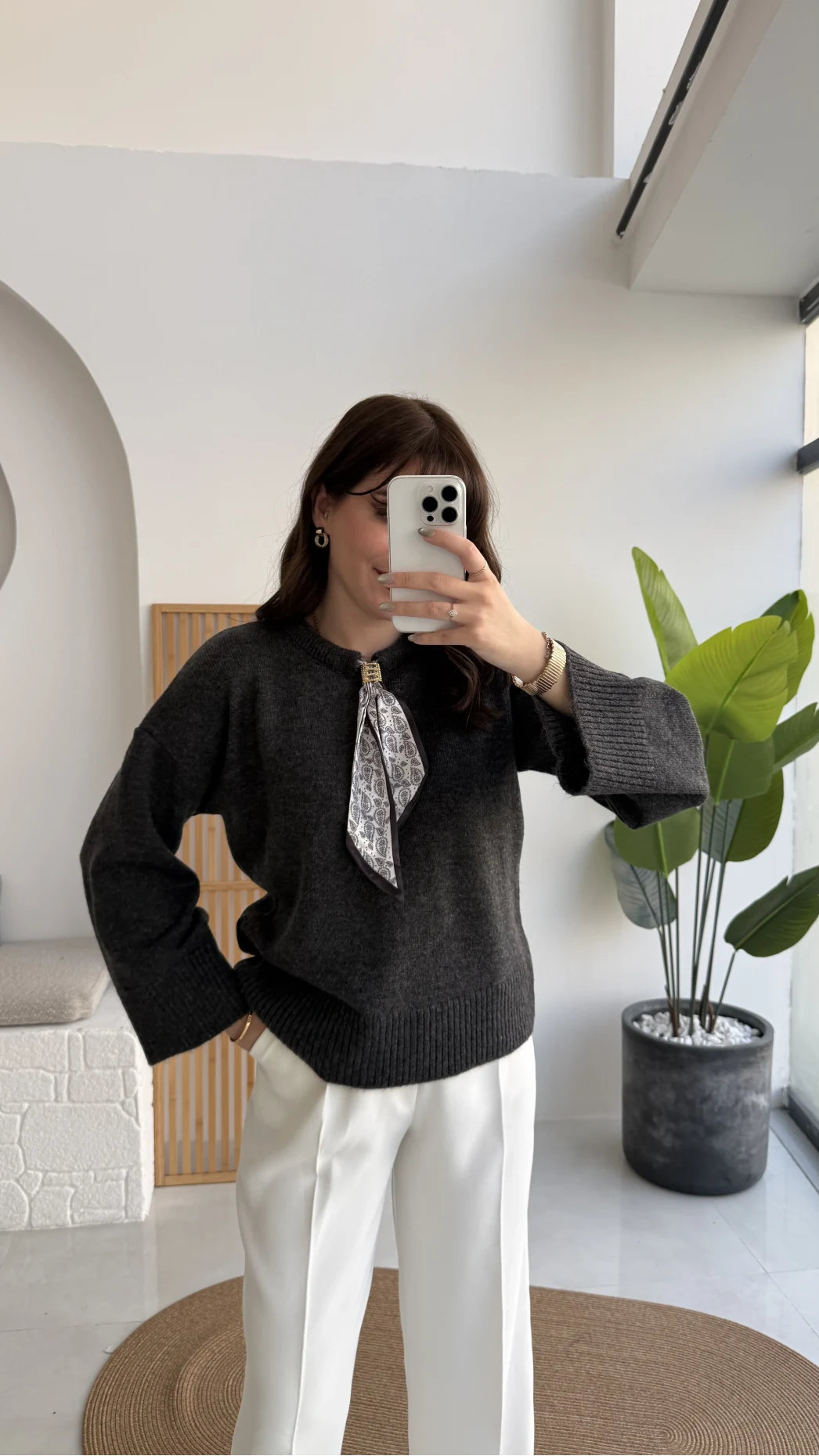 Hilary Yakası Aksesuar Detaylı Fular Bağlamalı Kazak - Antrasit