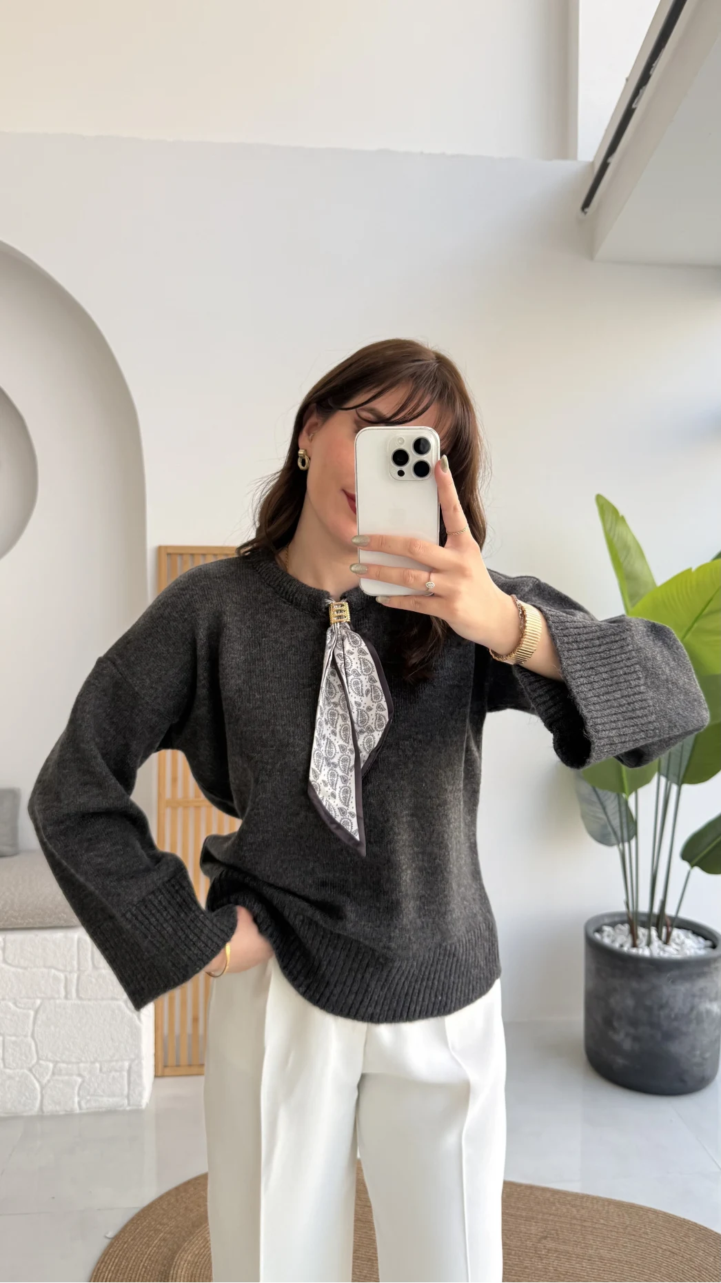 Hilary Yakası Aksesuar Detaylı Fular Bağlamalı Kazak - Antrasit