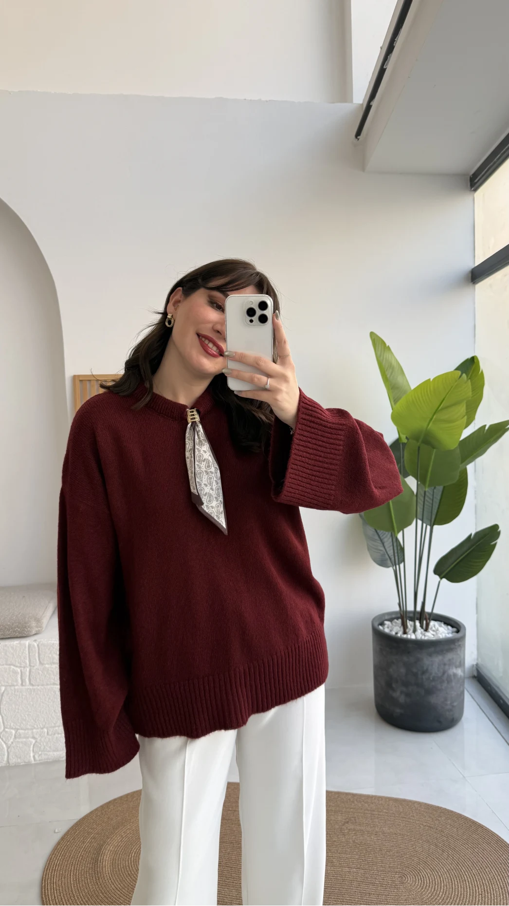 Hilary Yakası Aksesuar Detaylı Fular Bağlamalı Kazak - Bordo