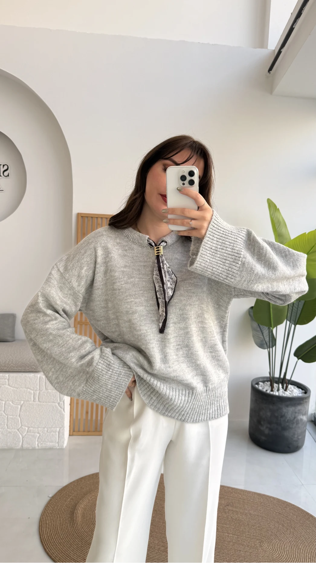 Hilary Yakası Aksesuar Detaylı Fular Bağlamalı Kazak - Gri