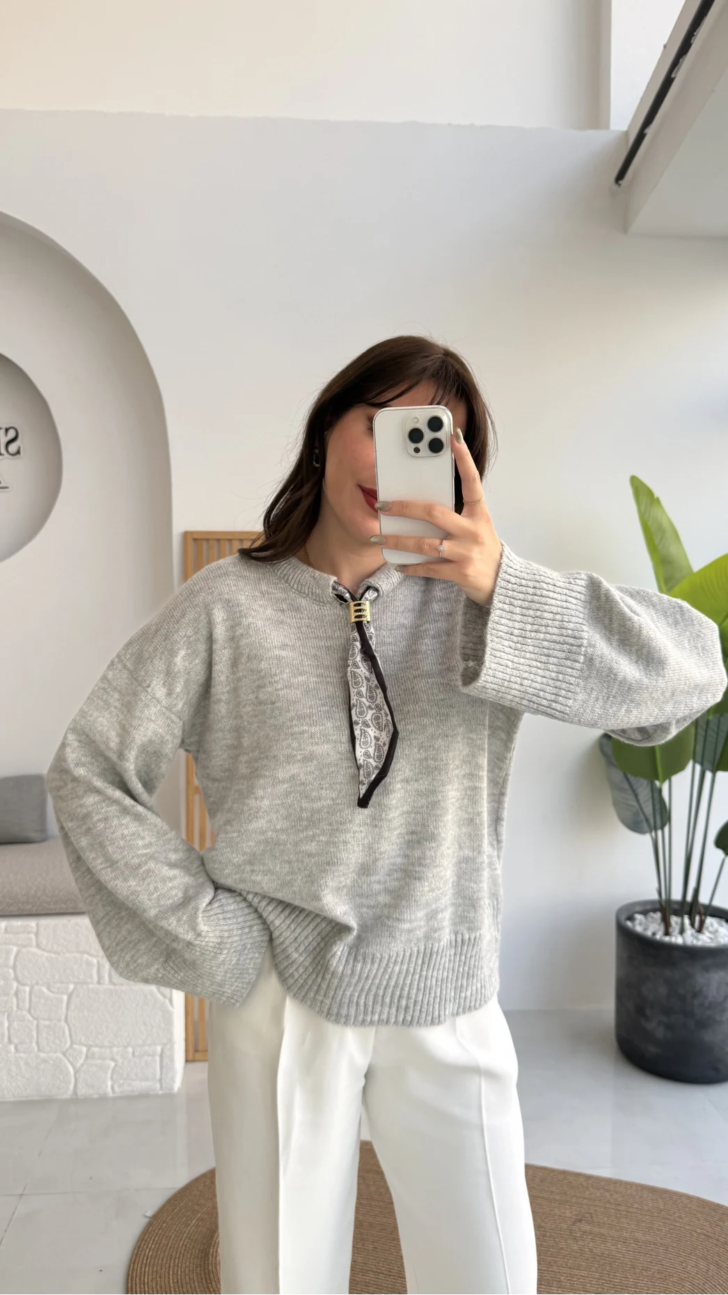 Hilary Yakası Aksesuar Detaylı Fular Bağlamalı Kazak - Gri