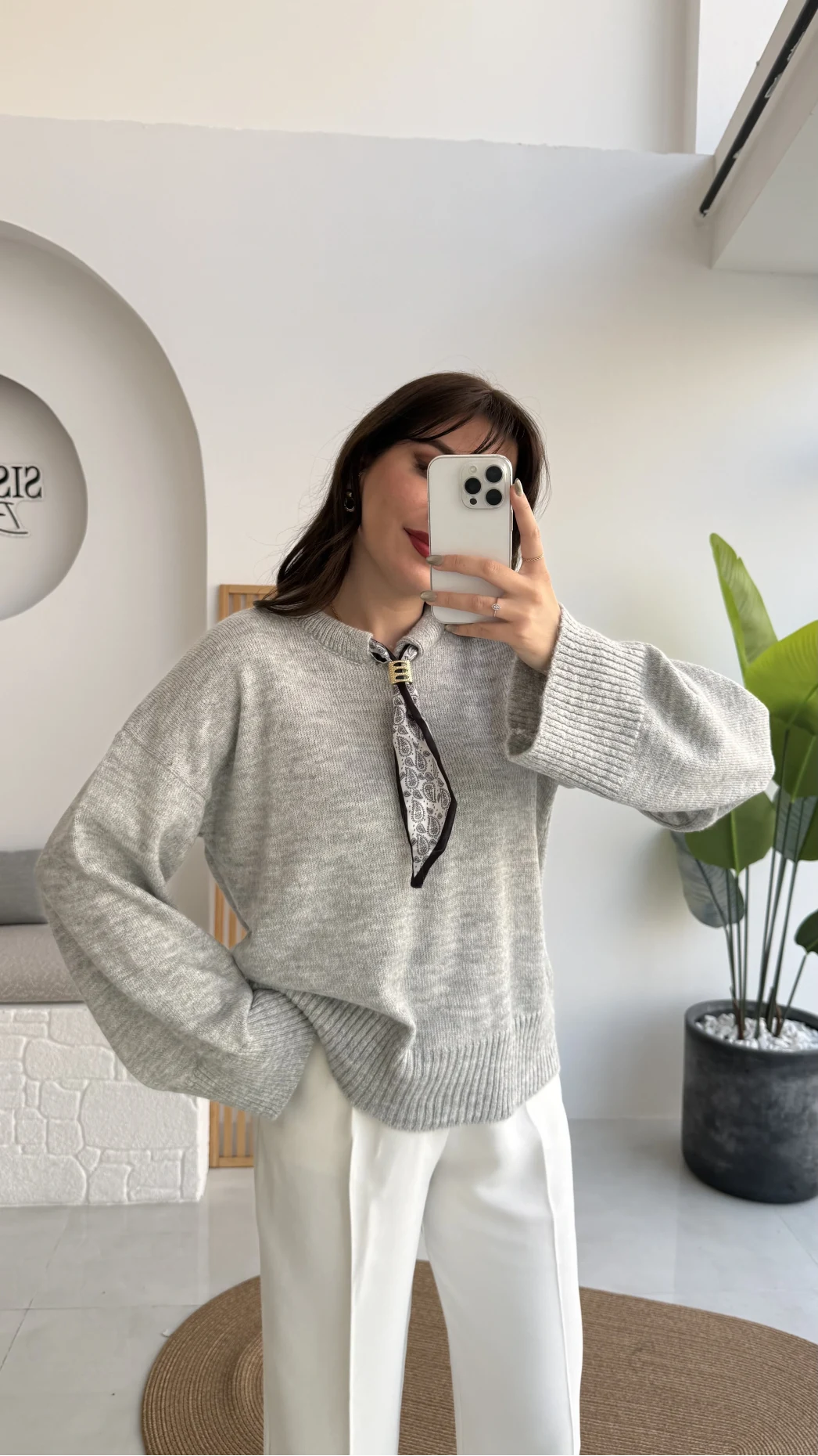 Hilary Yakası Aksesuar Detaylı Fular Bağlamalı Kazak - Gri