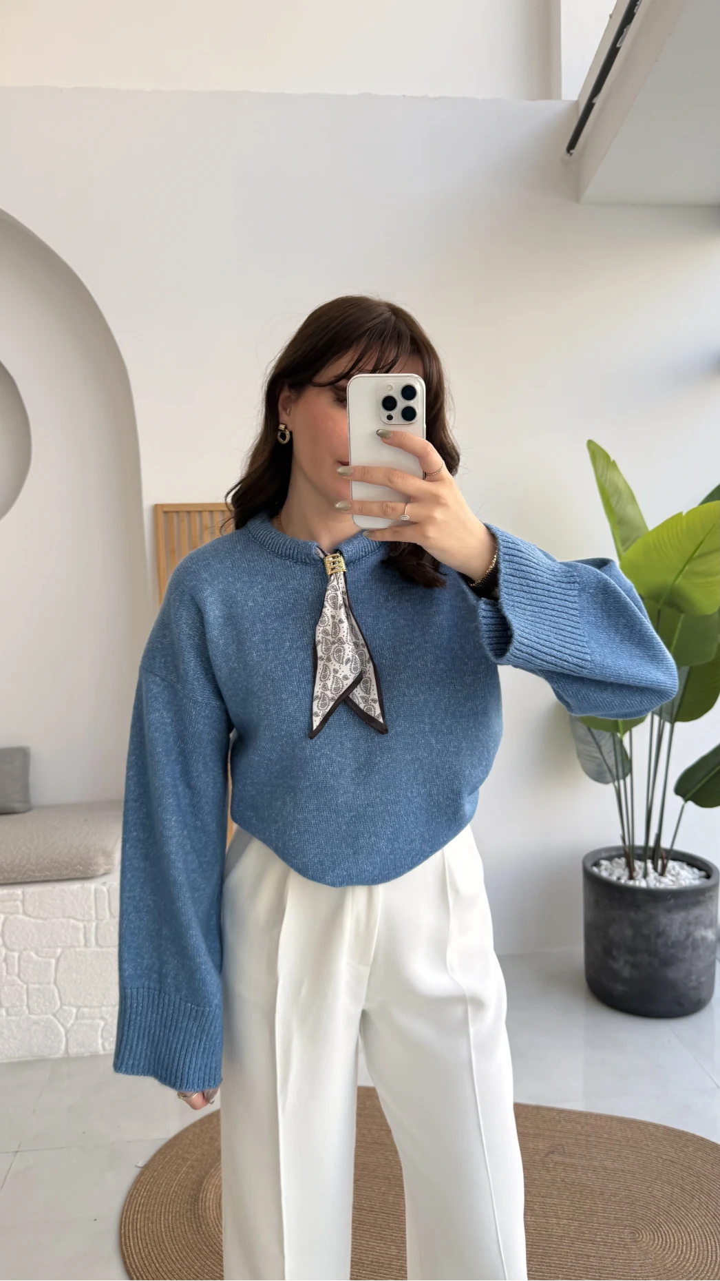 Hilary Yakası Aksesuar Detaylı Fular Bağlamalı Kazak - Mavi