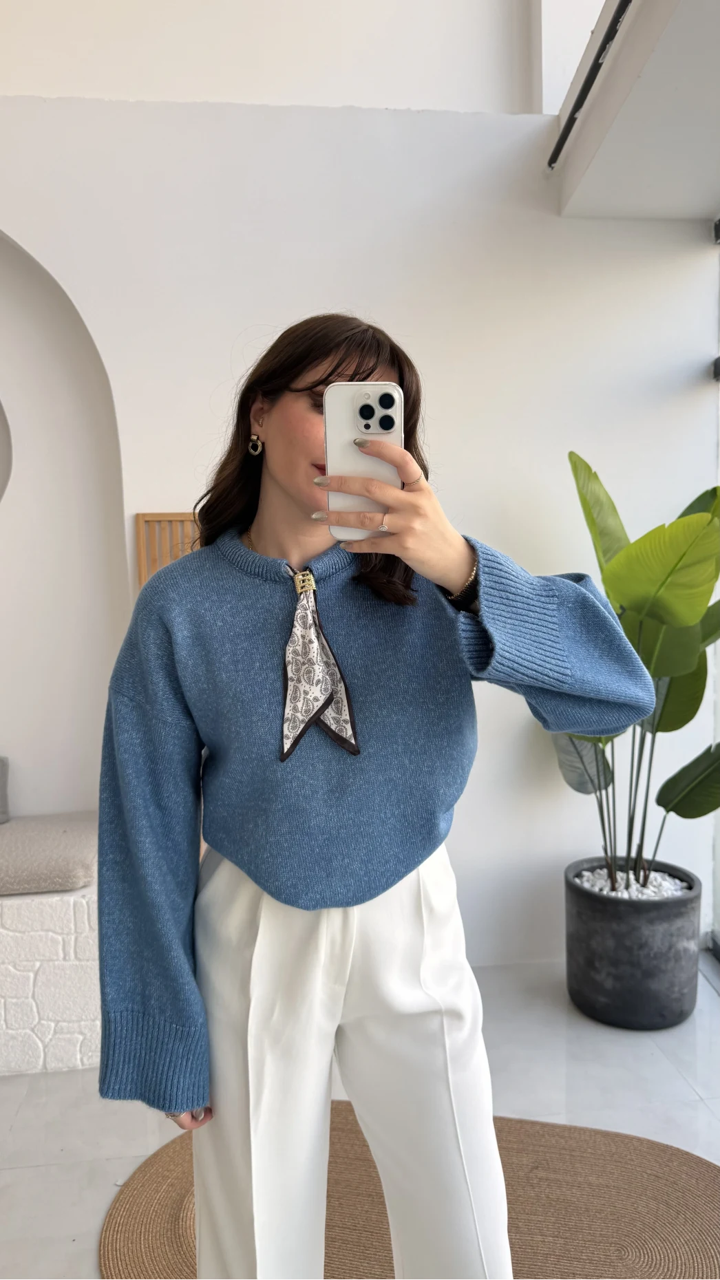 Hilary Yakası Aksesuar Detaylı Fular Bağlamalı Kazak - Mavi