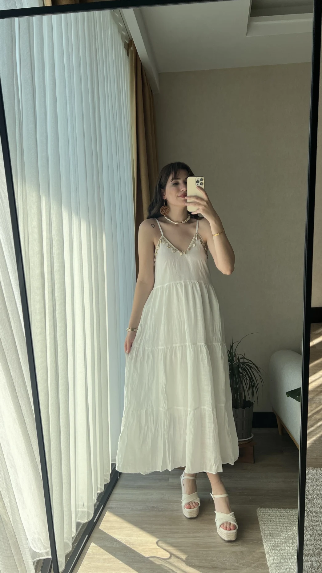 Kabuklu Beyaz Elbise