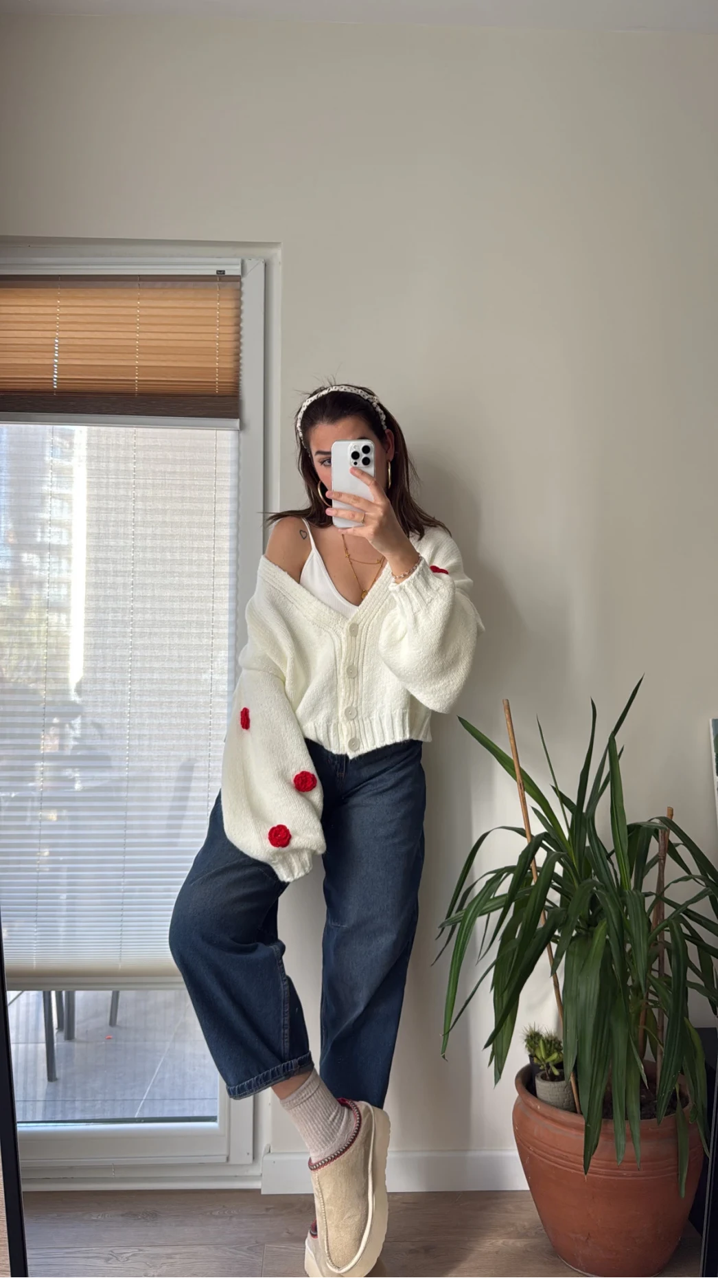 Kol Detay Çiçekli Kırık Beyaz Hırka