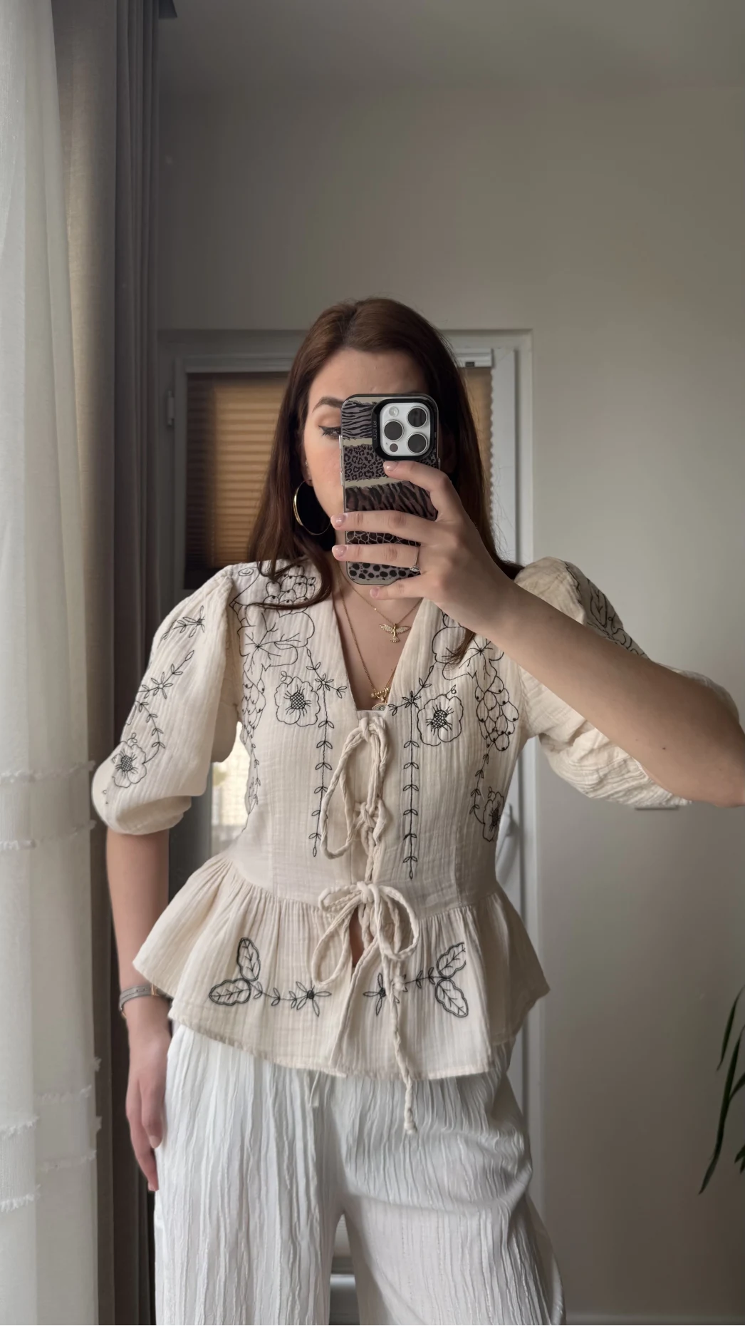 Krem Nakışlı Bağlamalı Gömlek