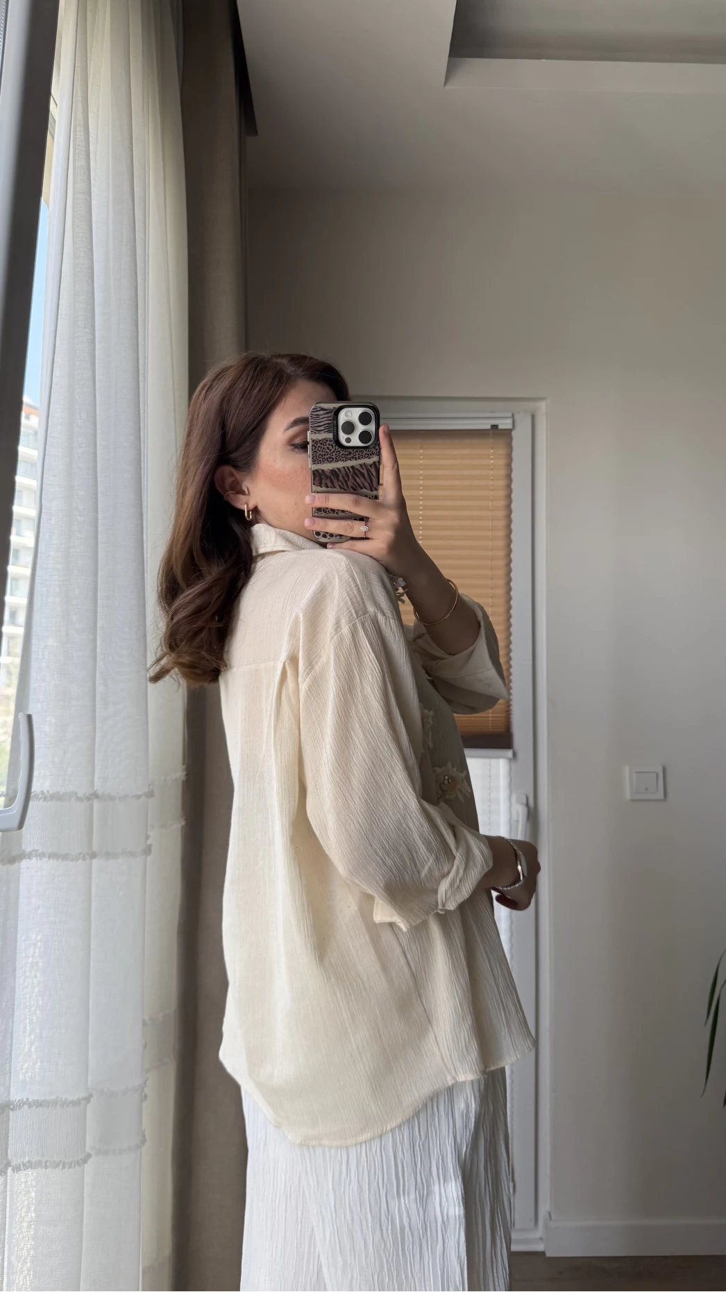 Krem Püskül Taş Detaylı Gömlek