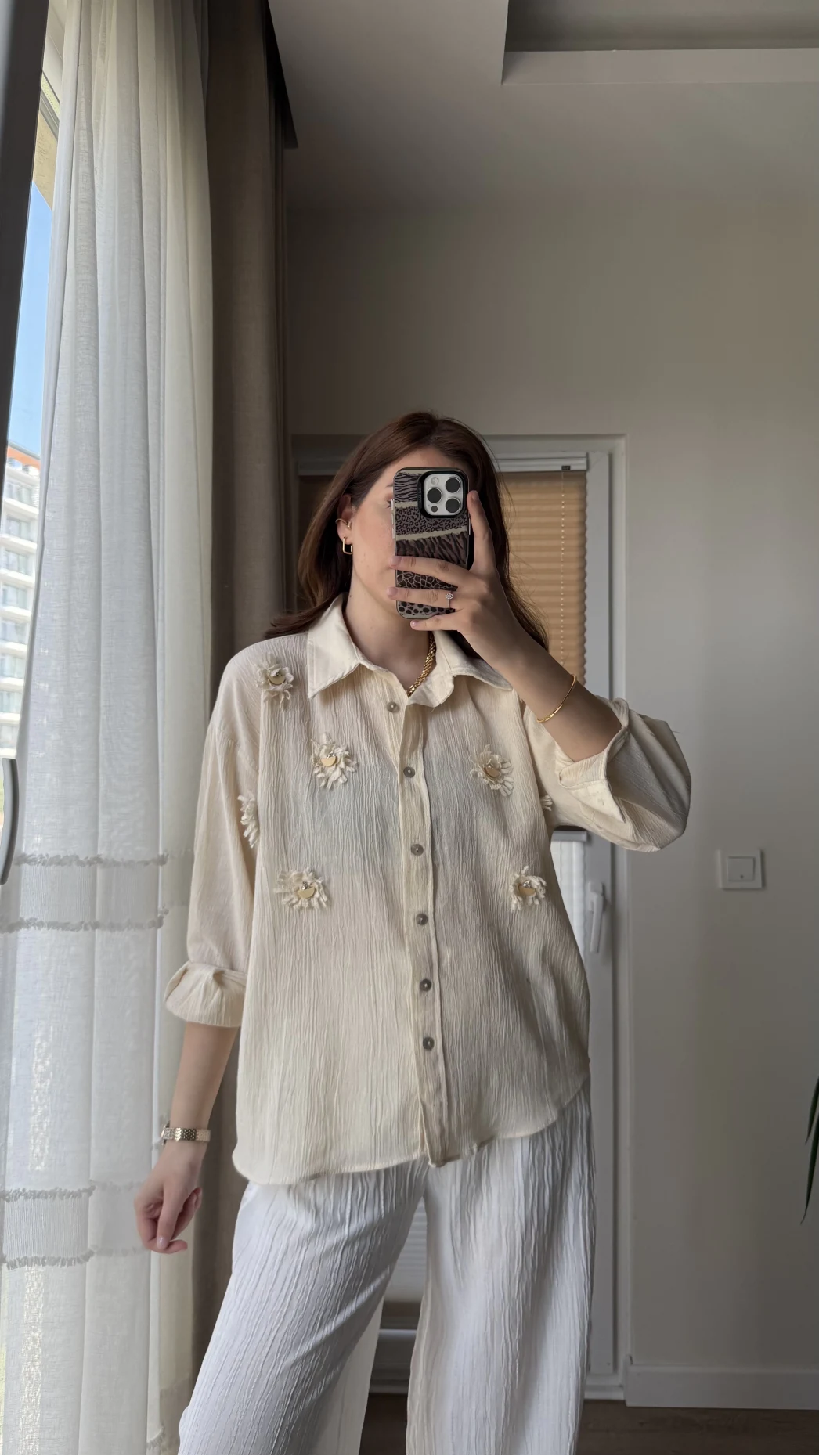 Krem Püskül Taş Detaylı Gömlek