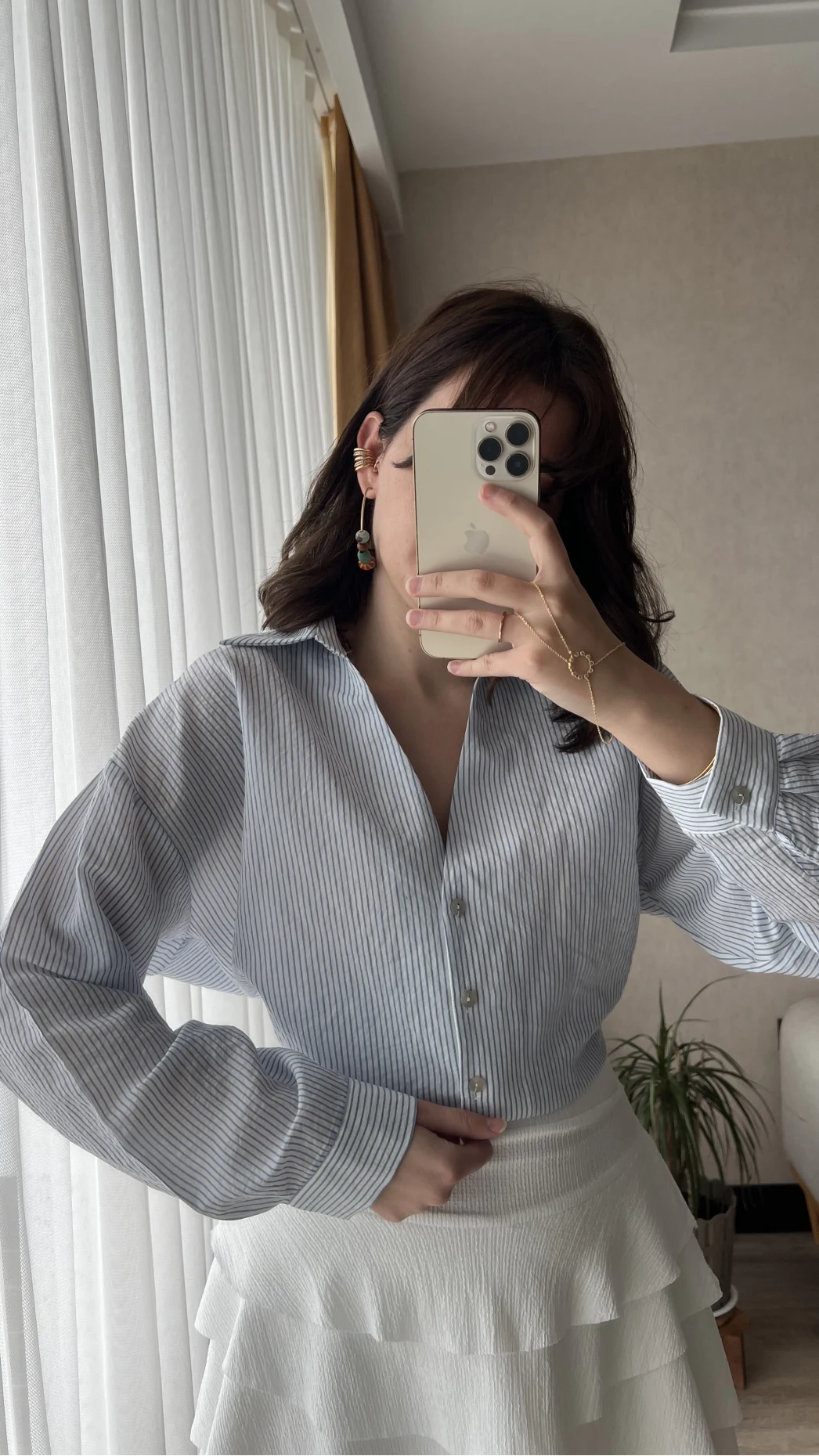 Beyaz Üzeri Mavi İnce Çizgili V Yaka Gömlek