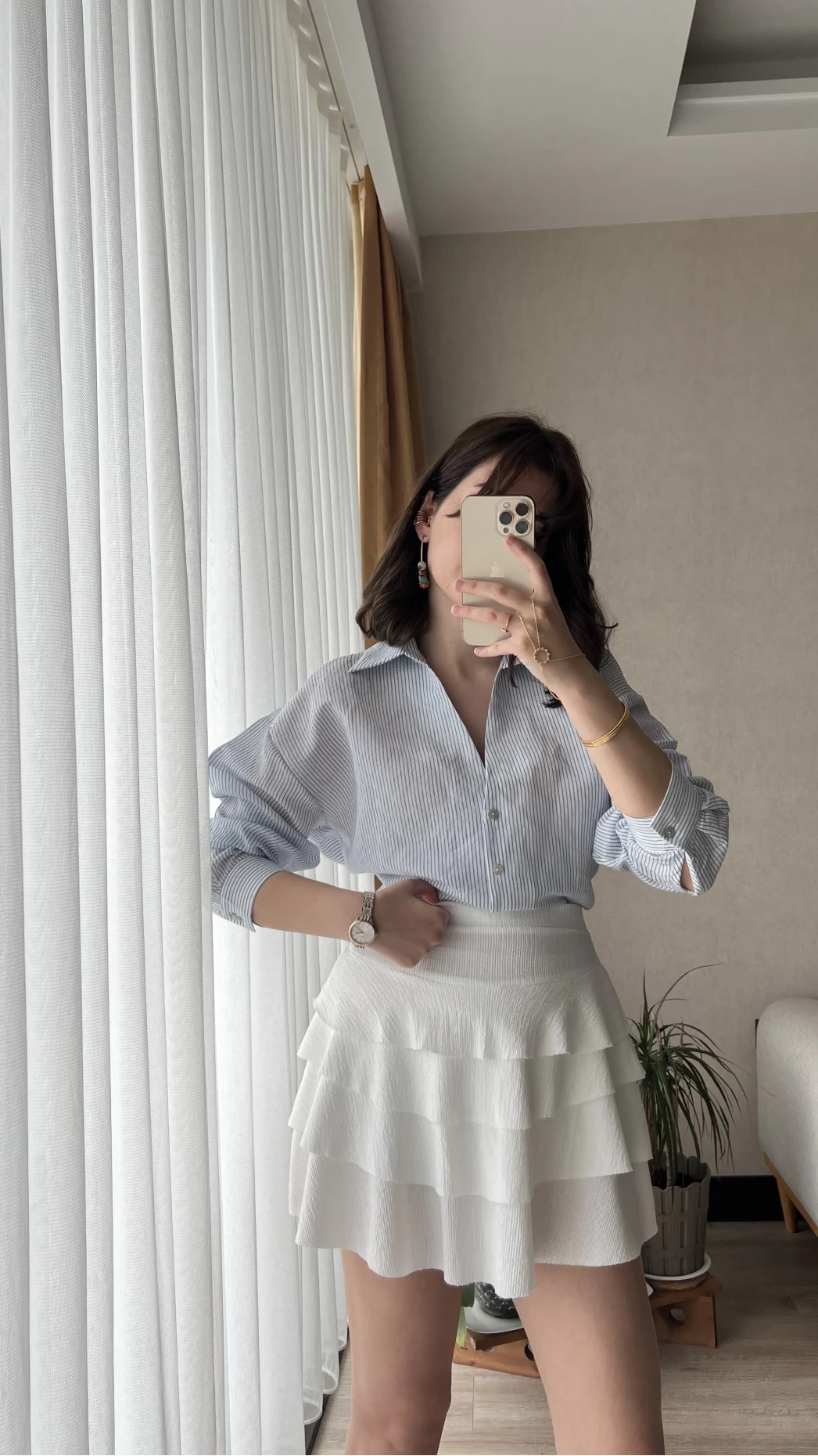 Beyaz Üzeri Mavi İnce Çizgili V Yaka Gömlek