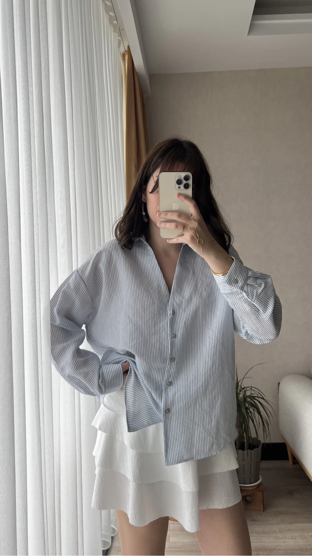 Beyaz Üzeri Mavi İnce Çizgili V Yaka Gömlek