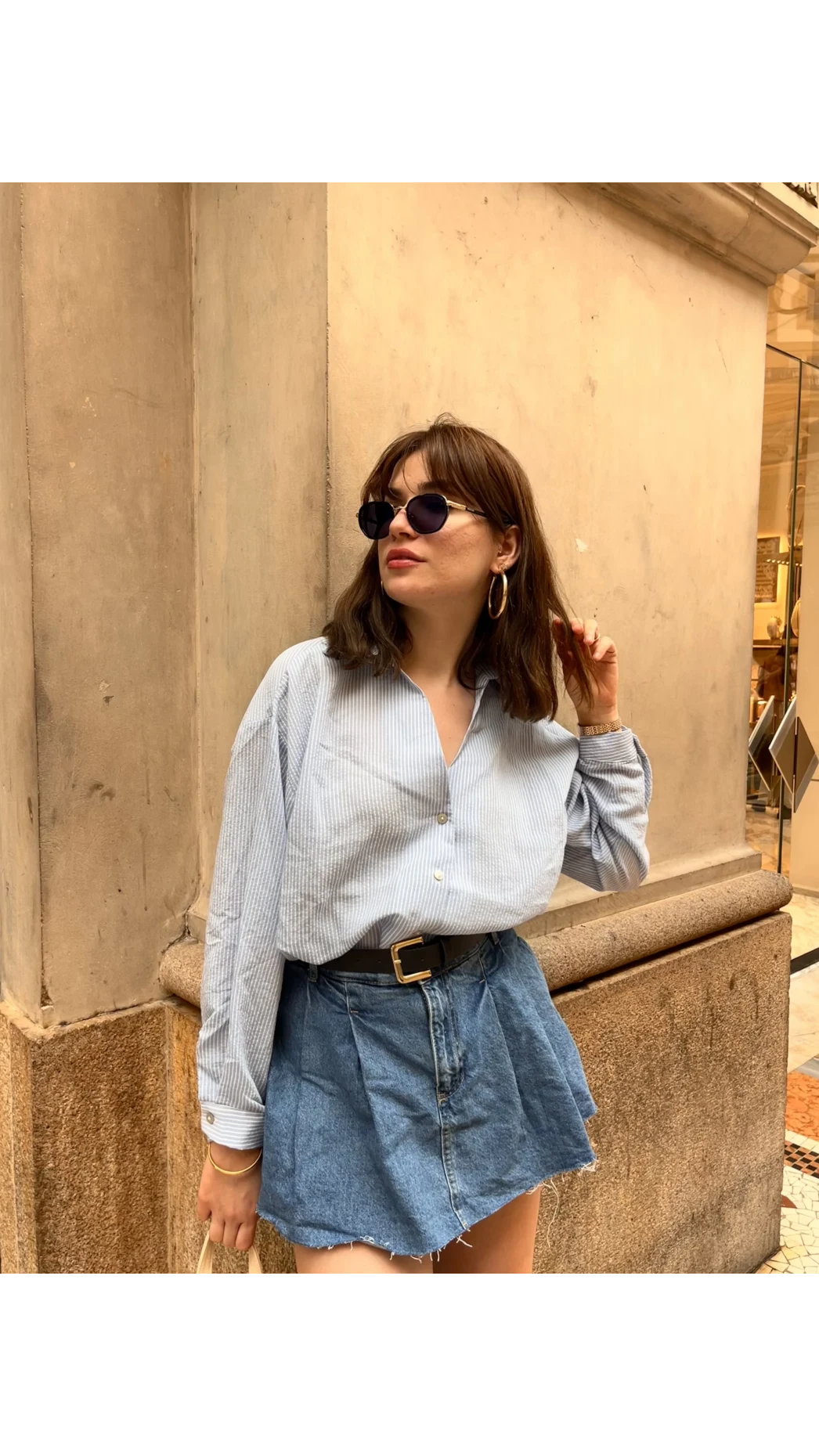 Mavi Üzeri Beyaz İnce Çizgili V Yaka Gömlek