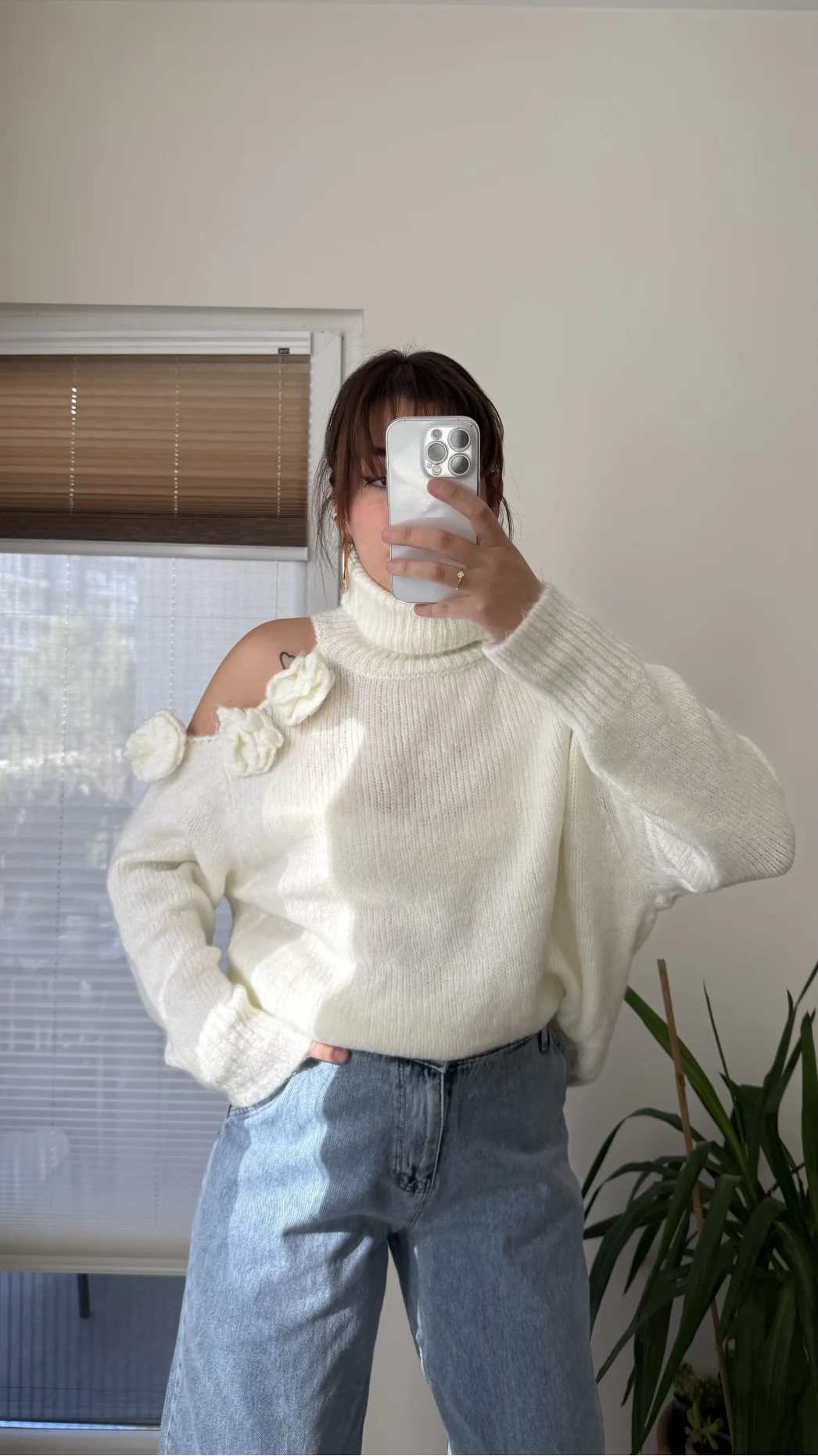 Omuzu Çiçek Detay Beyaz Triko Kazak